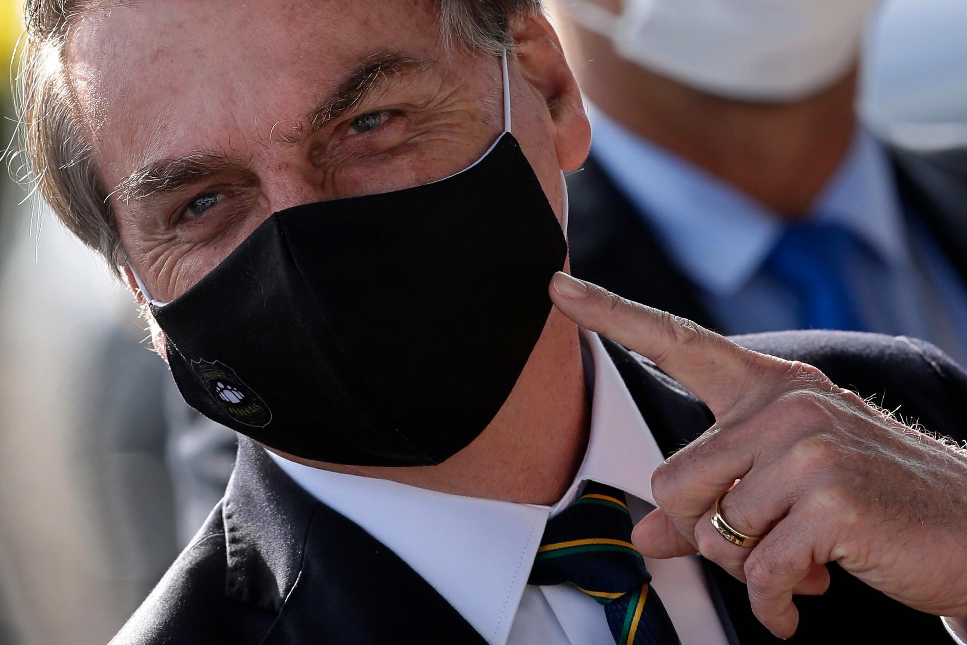 Brasiliens president Jair Bolsonaro med munskydd. Arkivbild.