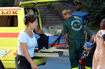 29 juli Tony förs in i ambulansen medvetslös efter bråket i Högalidsparken.
