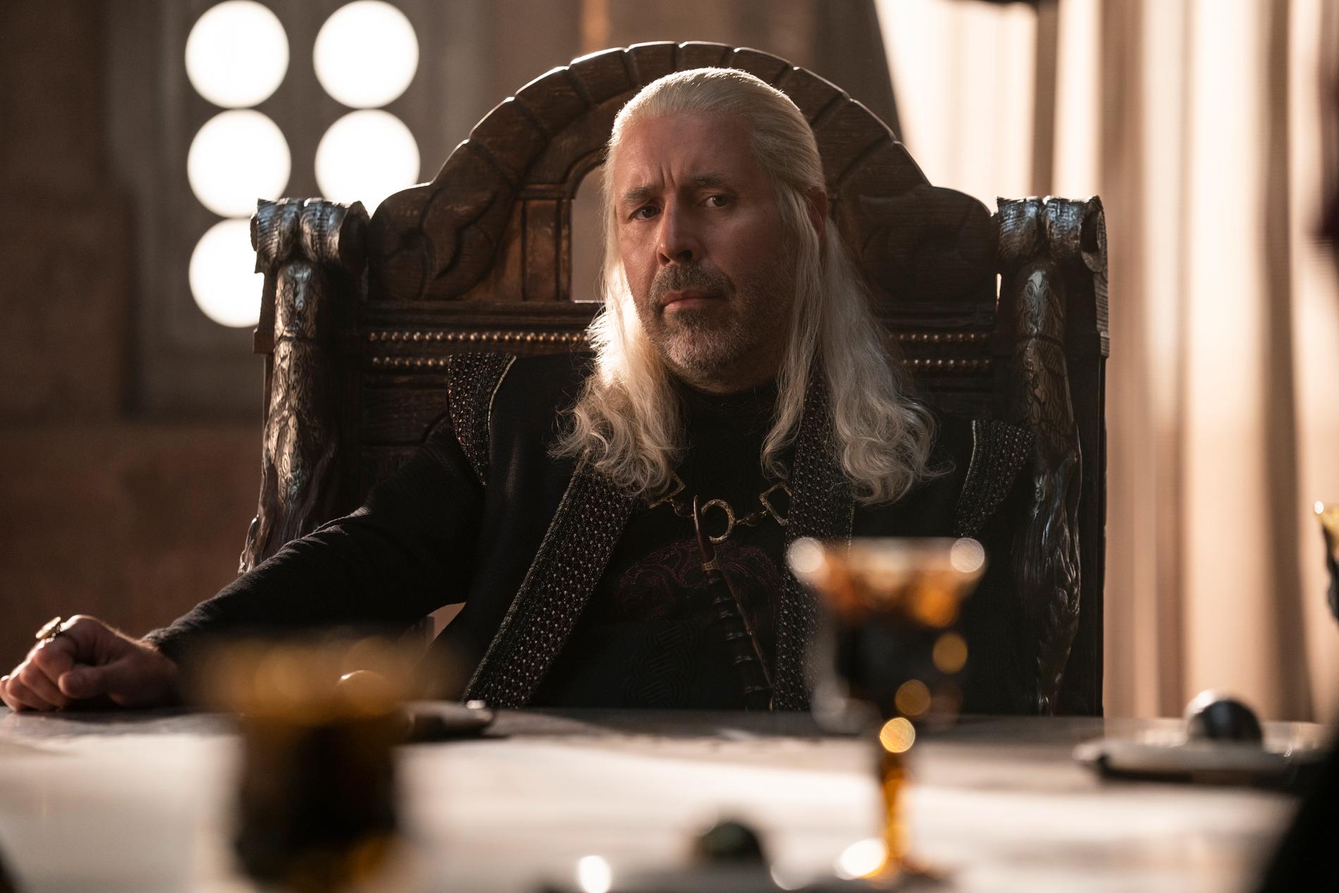 Paddy Considine som kung Viserys Targaryen.