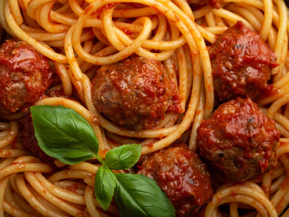 En smakrik tomatsås är gott till köttbullar och gör pastan krämig och god.