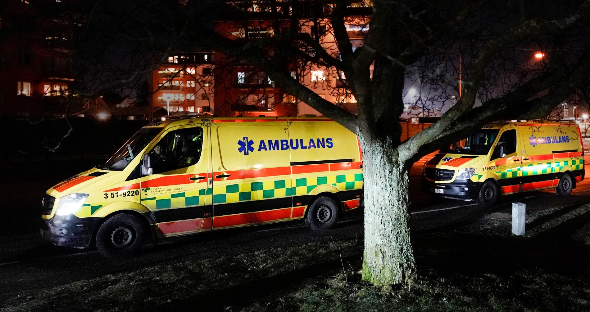 Flera ambulanser finns också på plats.