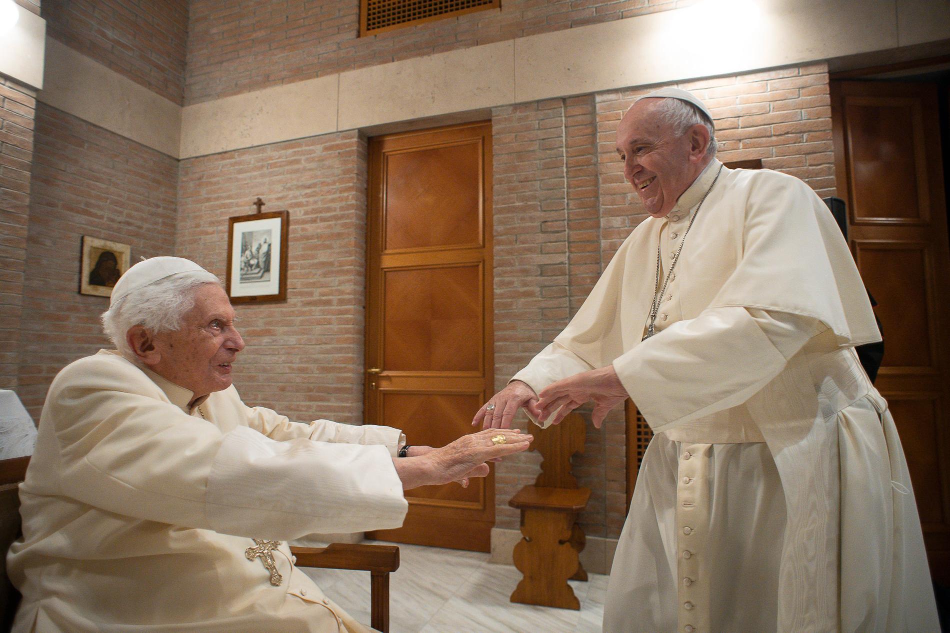 De båda männen i vitt – Benedictus och Franciskus – i Vatikanen 2020.