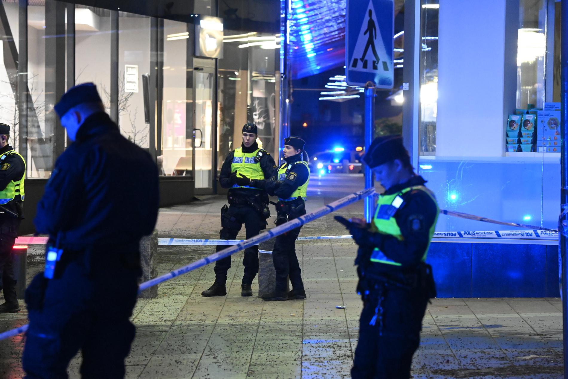 Polisinsats på plats i Vällingby centrum där fyra personer sköts på julafton.