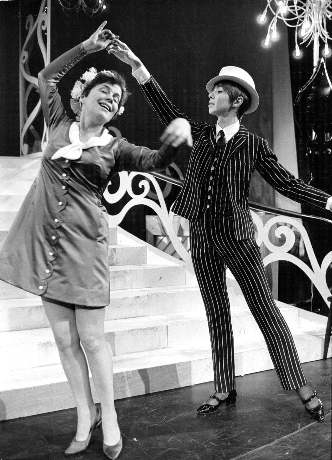 Anita Lindblom och Sickan Carlsson i tv-programmet ”Två flickor och en cirkus” 1975.