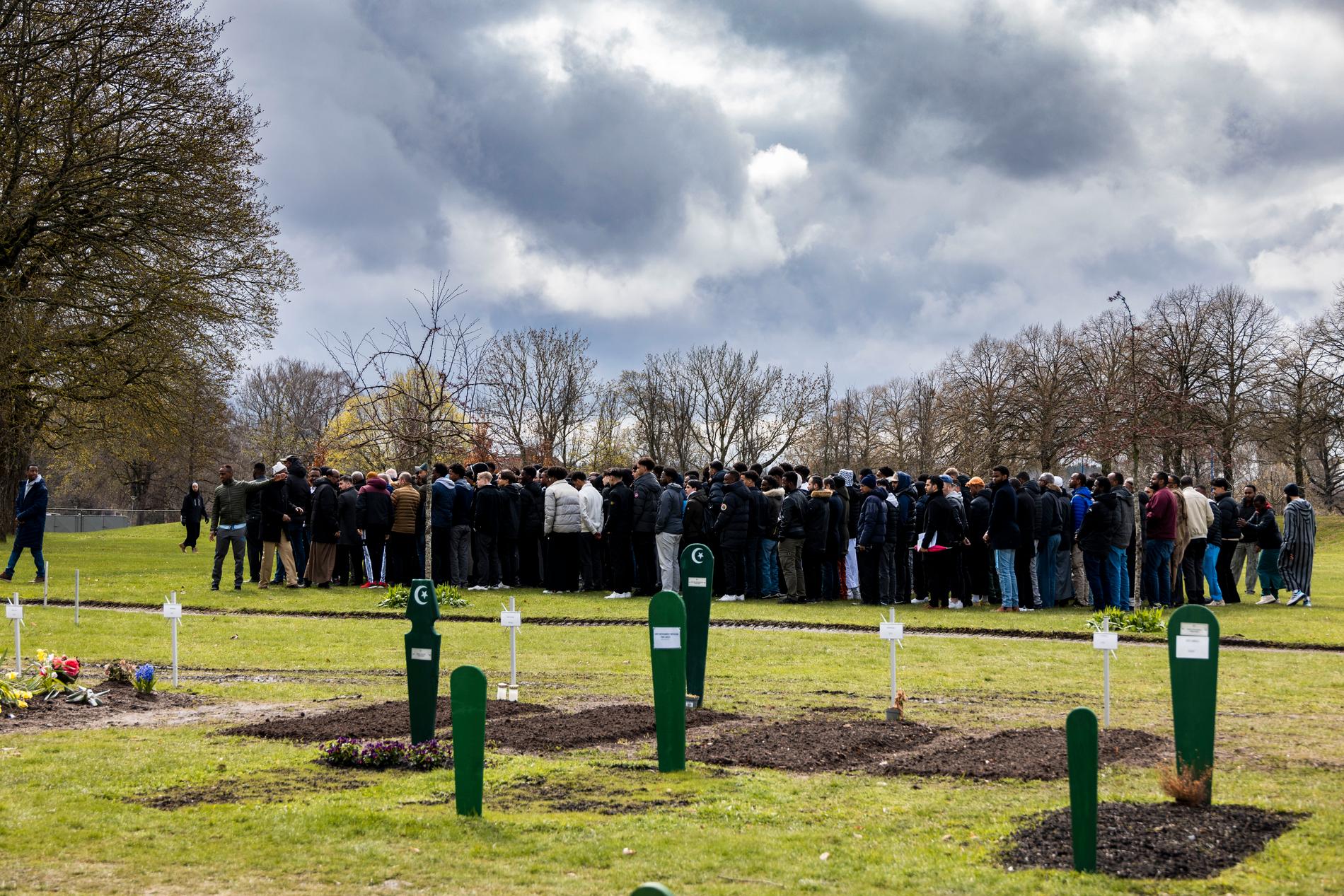 Hundratals vänner, grannar, skolpersonal och släktingar slöt upp på begravningsplatsen i Norrköping för att ta avsked av pojken som mördades en söndagskväll i april. 