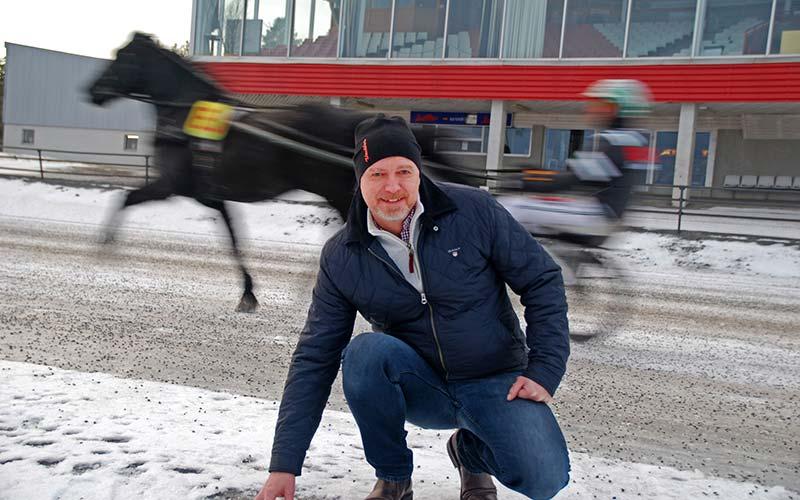 Klassisk vinterbana i V75 på juldagen på Umåker. Sportchefen Peter Fahlén förevisar underlaget.
