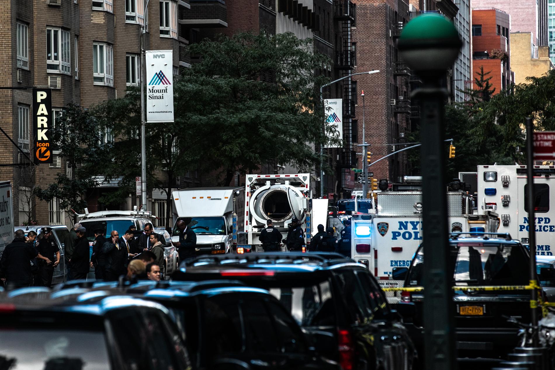 New York-polisen placerade bomben som skickades till CNN i en säker bil och bomben fördes sedan iväg för att analyseras.