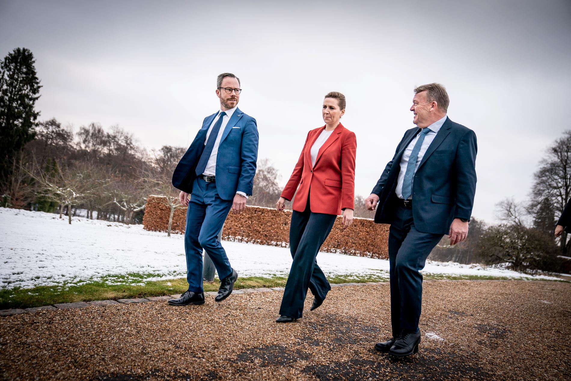 Partiledarna Jakob Ellemann-Jensen (Venstre), Mette Frederiksen (Socialdemokratiet) och Lars Løkke Rasmussen (Moderaterne) har bildat en blocköverskridande dansk regering.