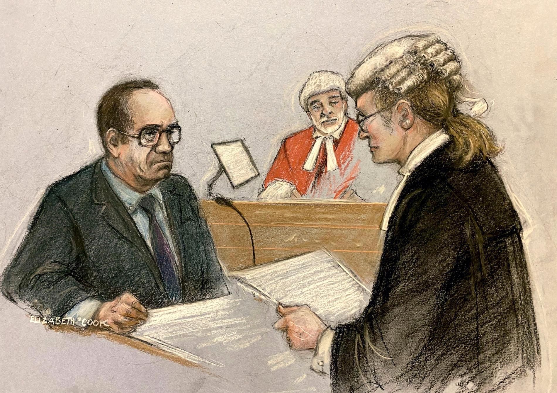 I denna teckning från rättegången i London avbildas Kevin Spacey när han blir förhörd av åklagaren Christine Agnew KC, fredag den 14 juli. Arkivbild.