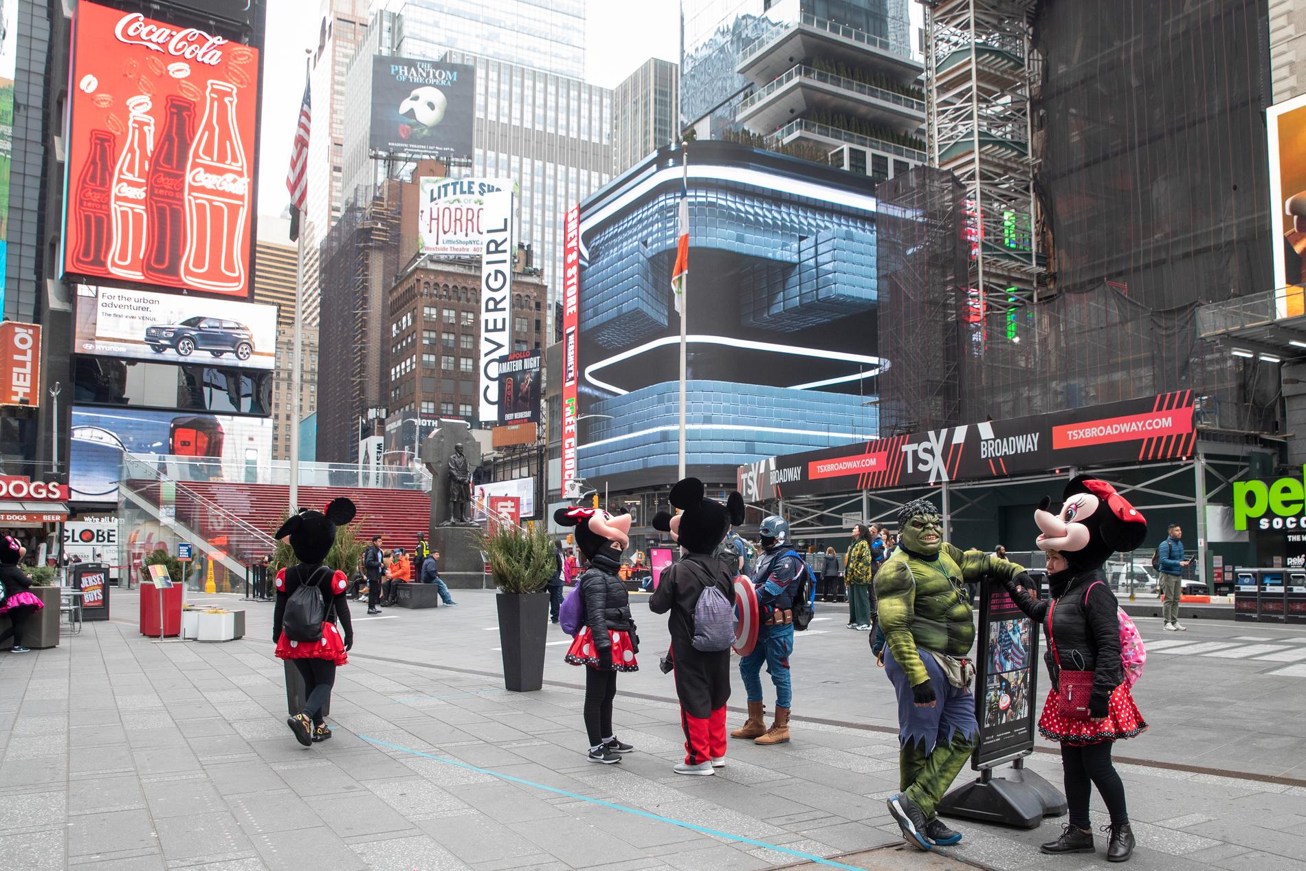 Gatuartisterna på Times square i New York står sysslolösa när torget saknar besökare.