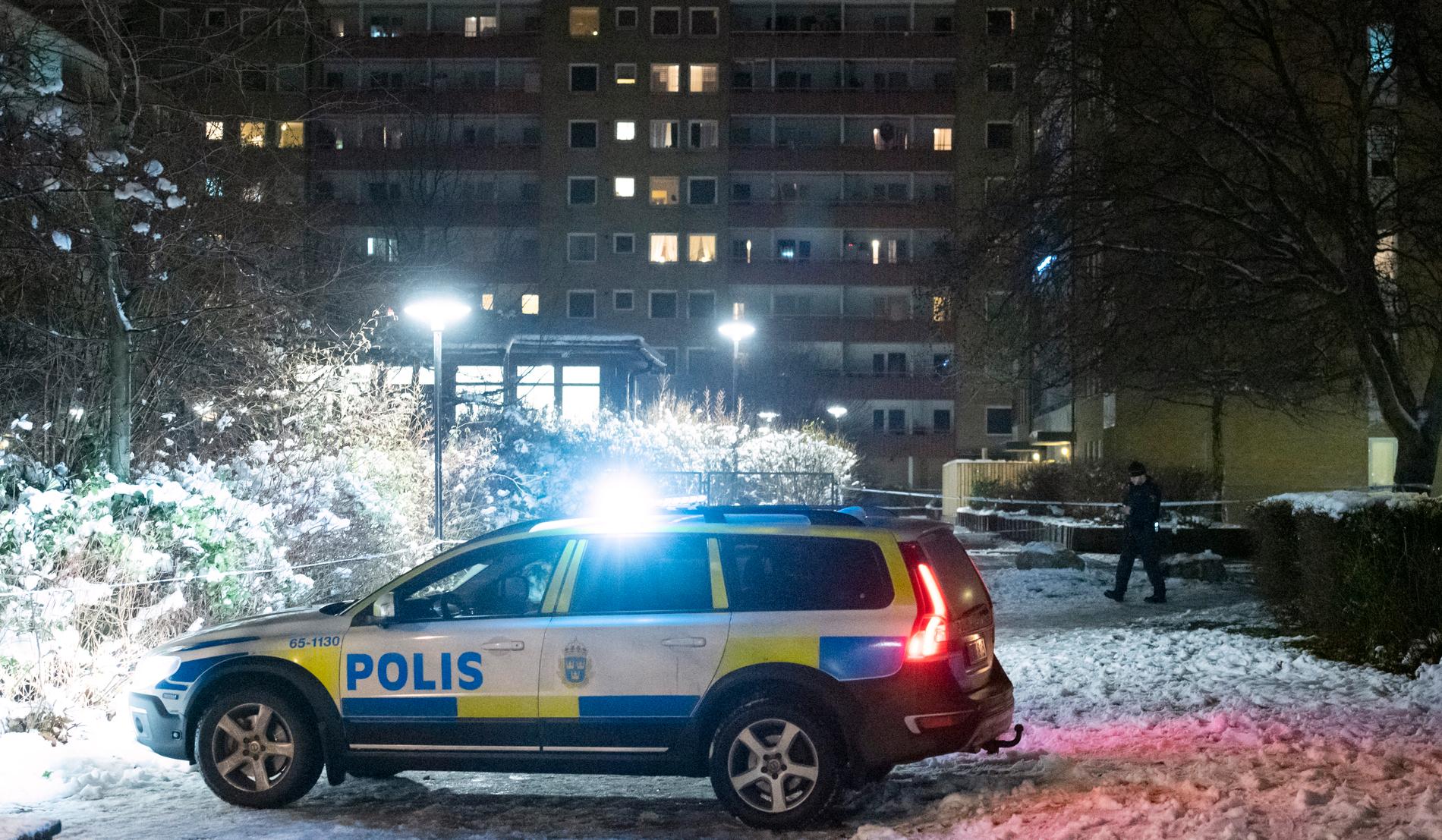 Polis och avspärrningar mellan Ramels väg och Vänskapsparken på Rosengård i Malmö efter att en man skjutits i låret på julafton. Polisen rubricerar händelsen som mordförsök. 