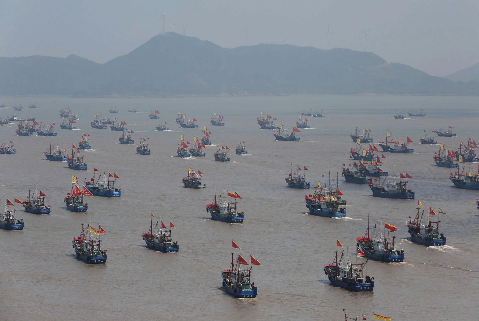Efter tre och en halv månads fiskestopp ger sig fiskebåtar ut från Shipuhamnen i Ningbo, Kina.