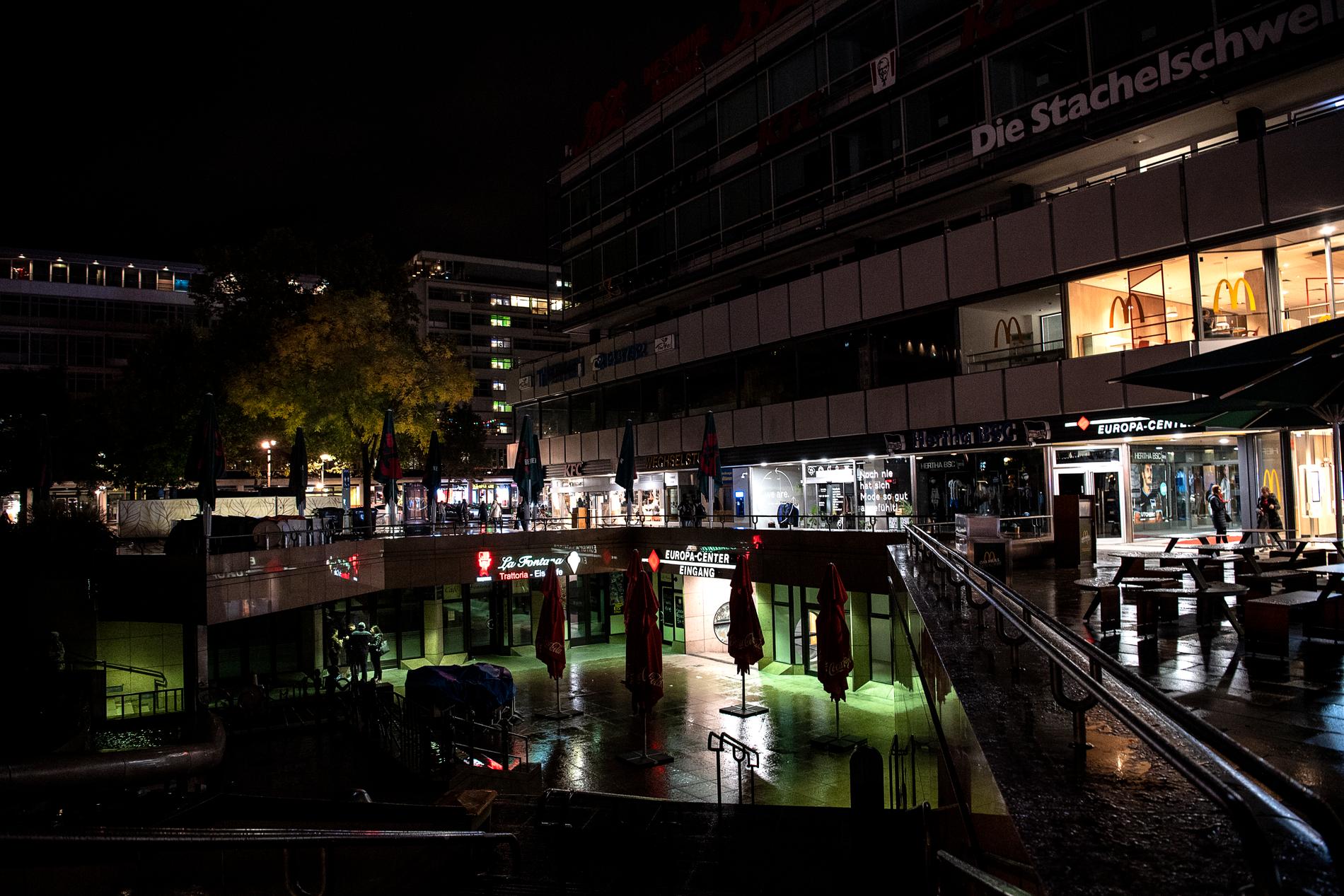 I Berlins centrala delar är vissa butiker nedsläckta medan andra låter ljuset flöda.