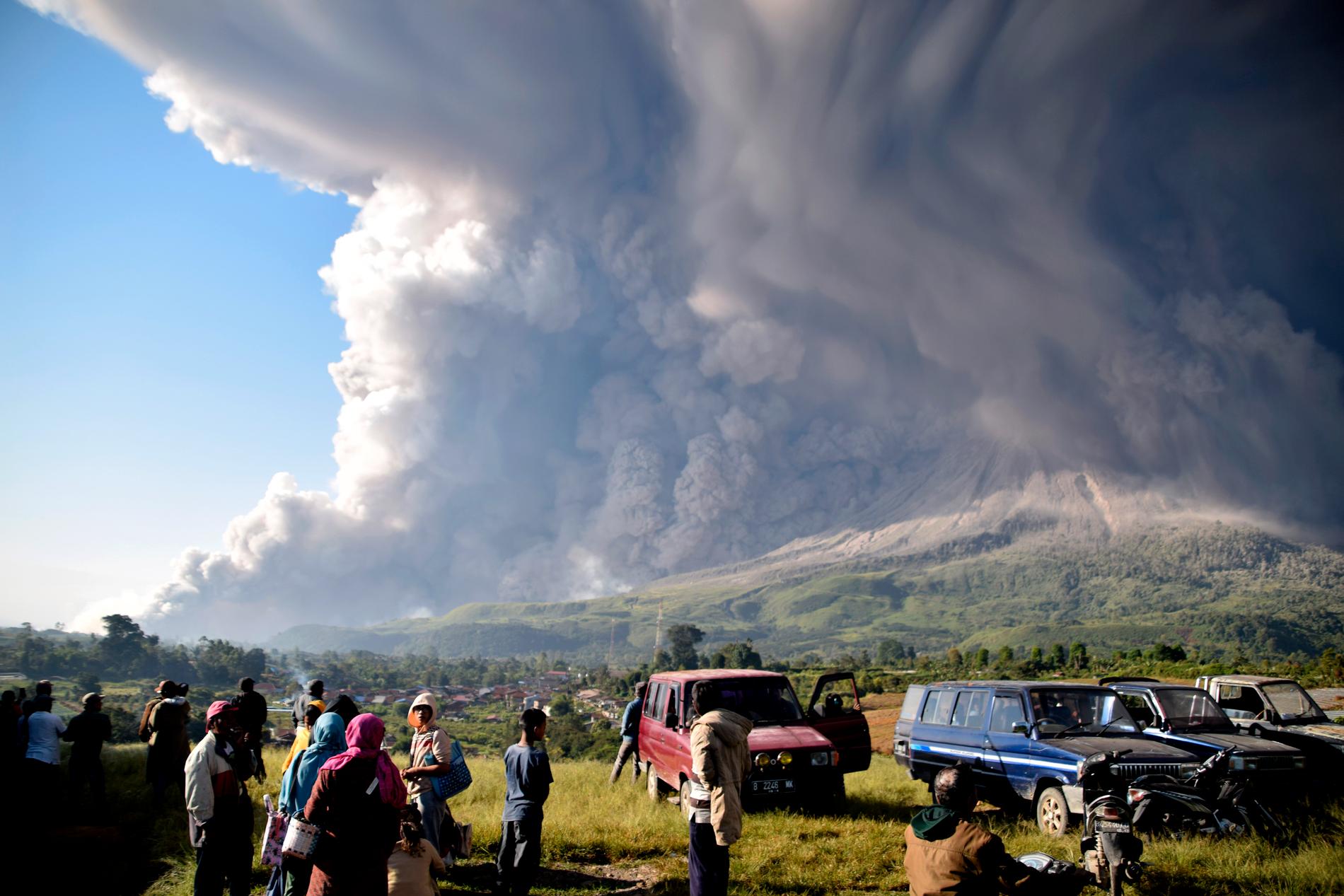Sinabung på Sumatra spyr ur sig ett flera kilometer högt askmoln.
