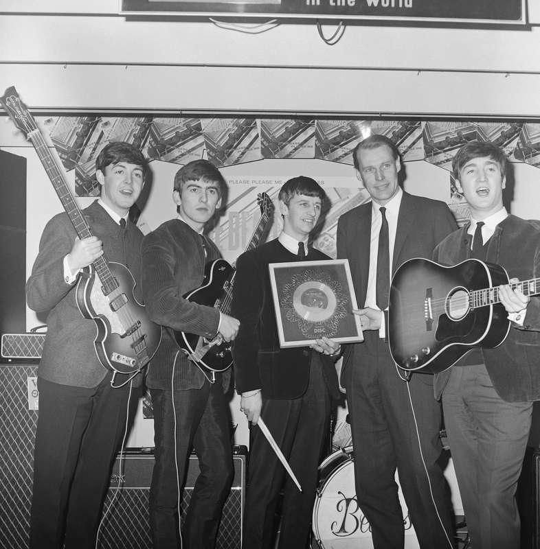 Producenten George Martin (tvåa från höger) med Beatles 1963. I år firar Liverpoolgruppen 50-årsjubileum som skivartister.