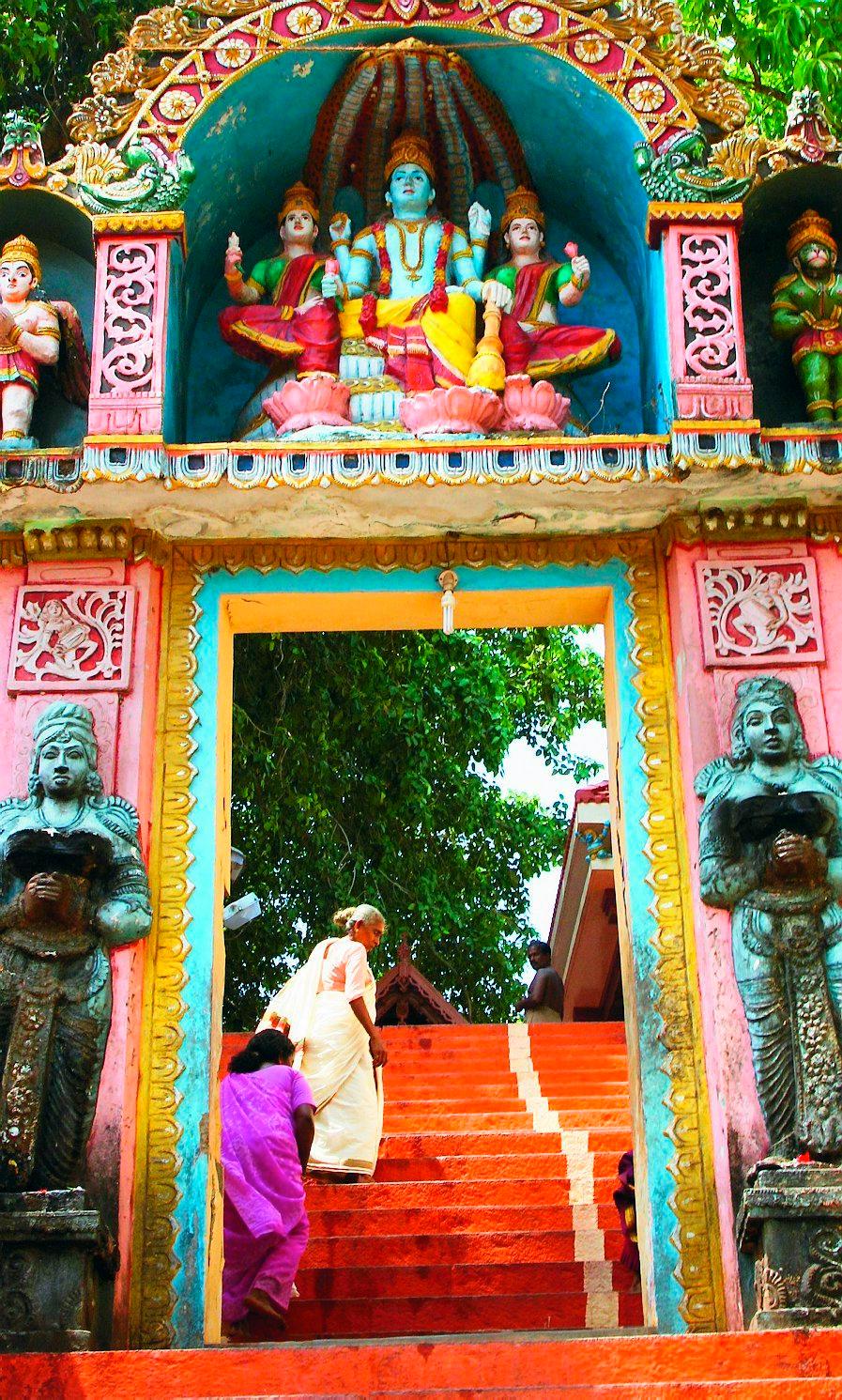 I Kerala är en åktur i en risbåt ett måste!Ingången till templet i Varkala.