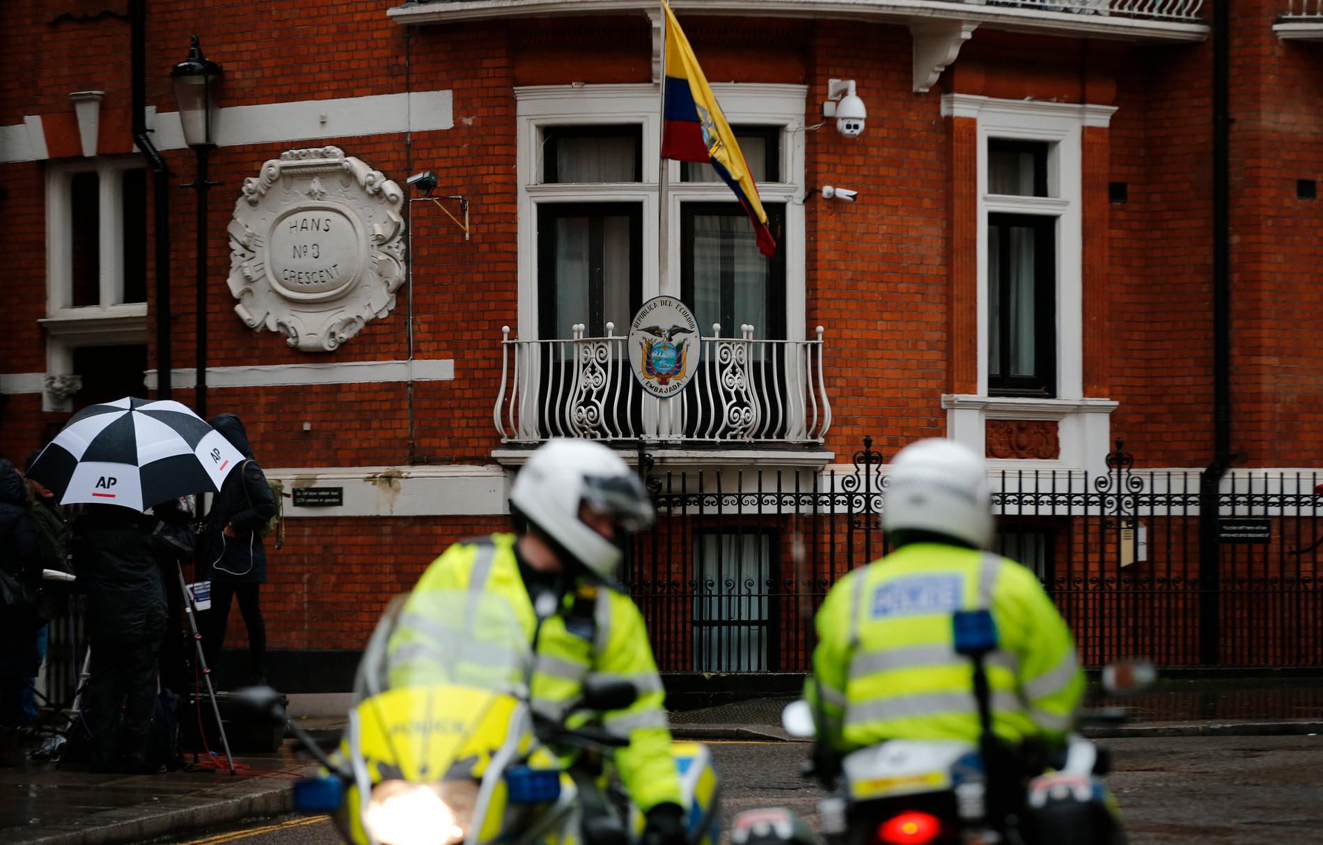 Poliser utanför Ecuadors ambassad i London där Julian Assange befunnit sig sedan 2012. Arkivbild.