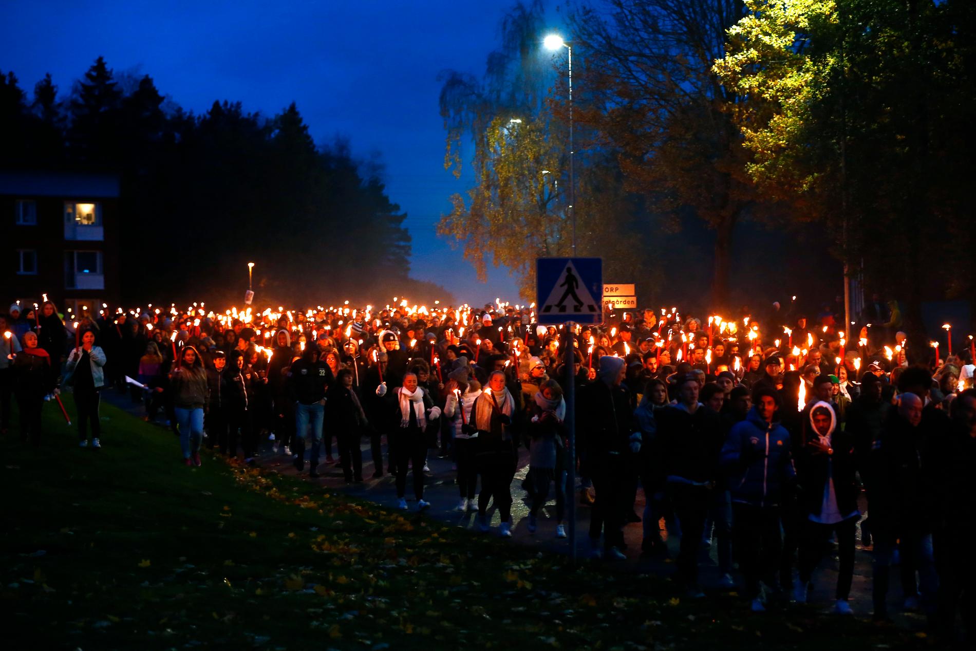 Efter skolattacken på Kronan i Trollhättan arrangerades ett fackeltåg till minne av offren. Arkivbild.