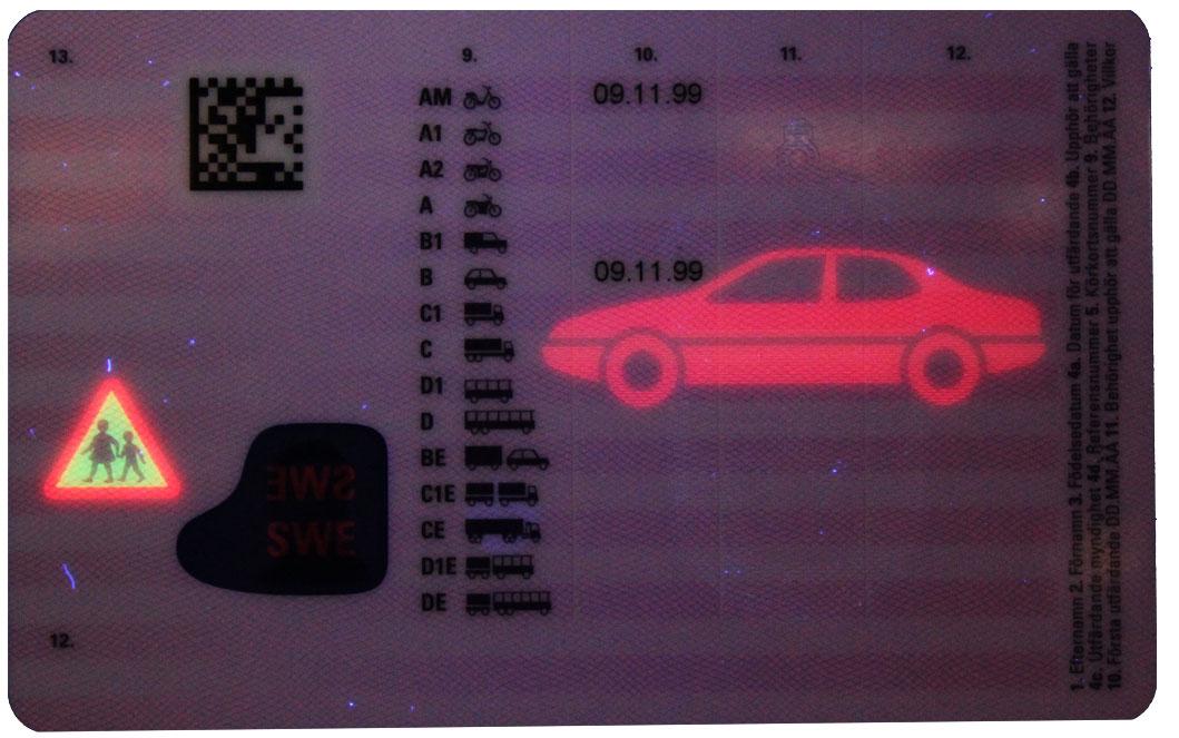 På baksidan av kortet syns en röd bil samt en ”Varning för barn-skylt” – för den som har UV-lampa.