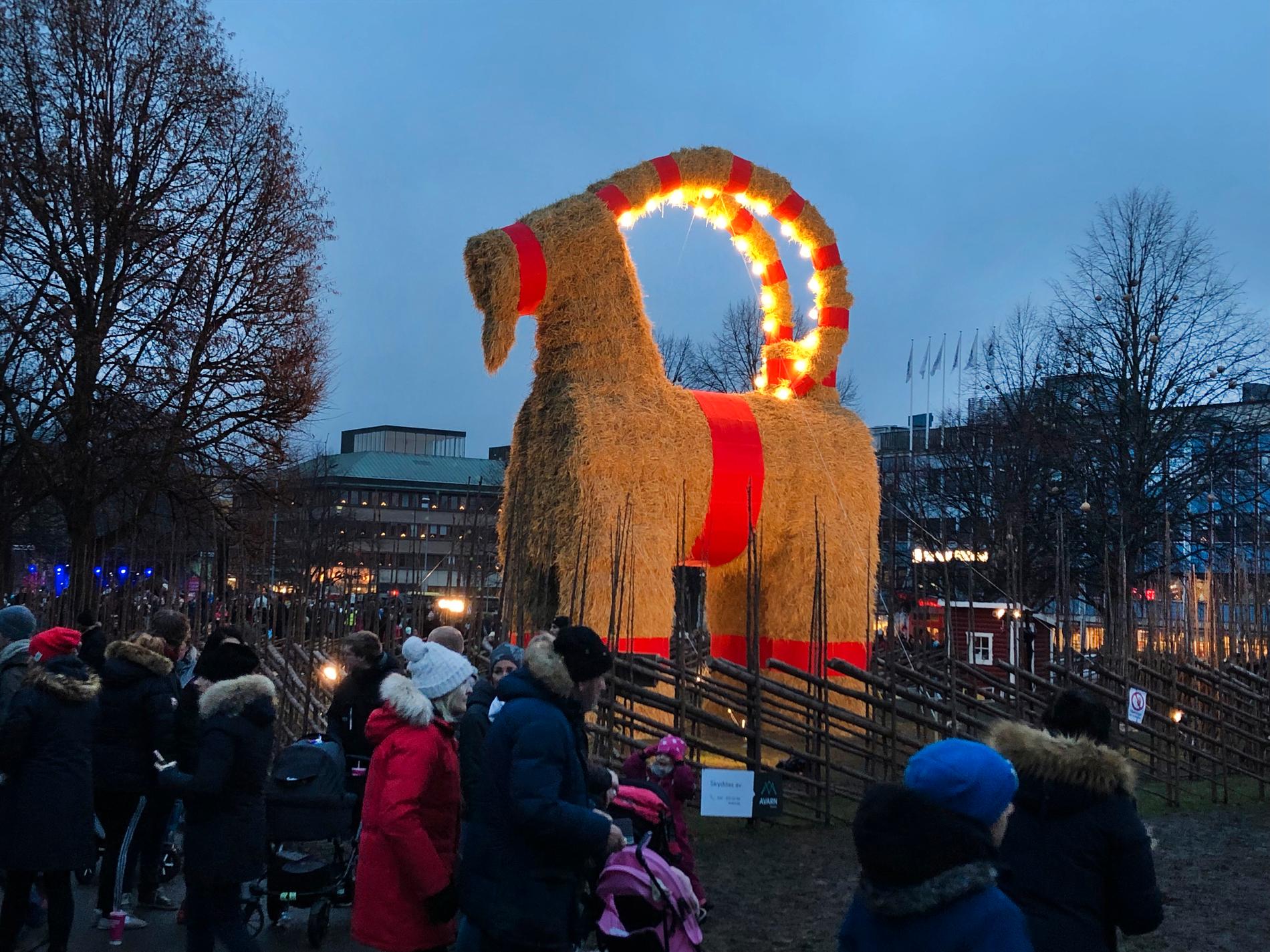 "Julen börjar ju i Gävle, am I right?", sade Clara Henry vid invigningen av Gävlebocken.