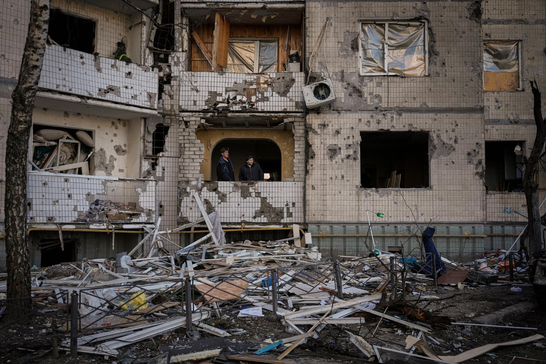 Ett av många demolerade bostadshus i Mariupol. ”Jag förstår inte  varför man bombar vanliga hus, där vanliga människor bor, säger Lidia. Hennes eget hus träffades också av ryska missiler. 
