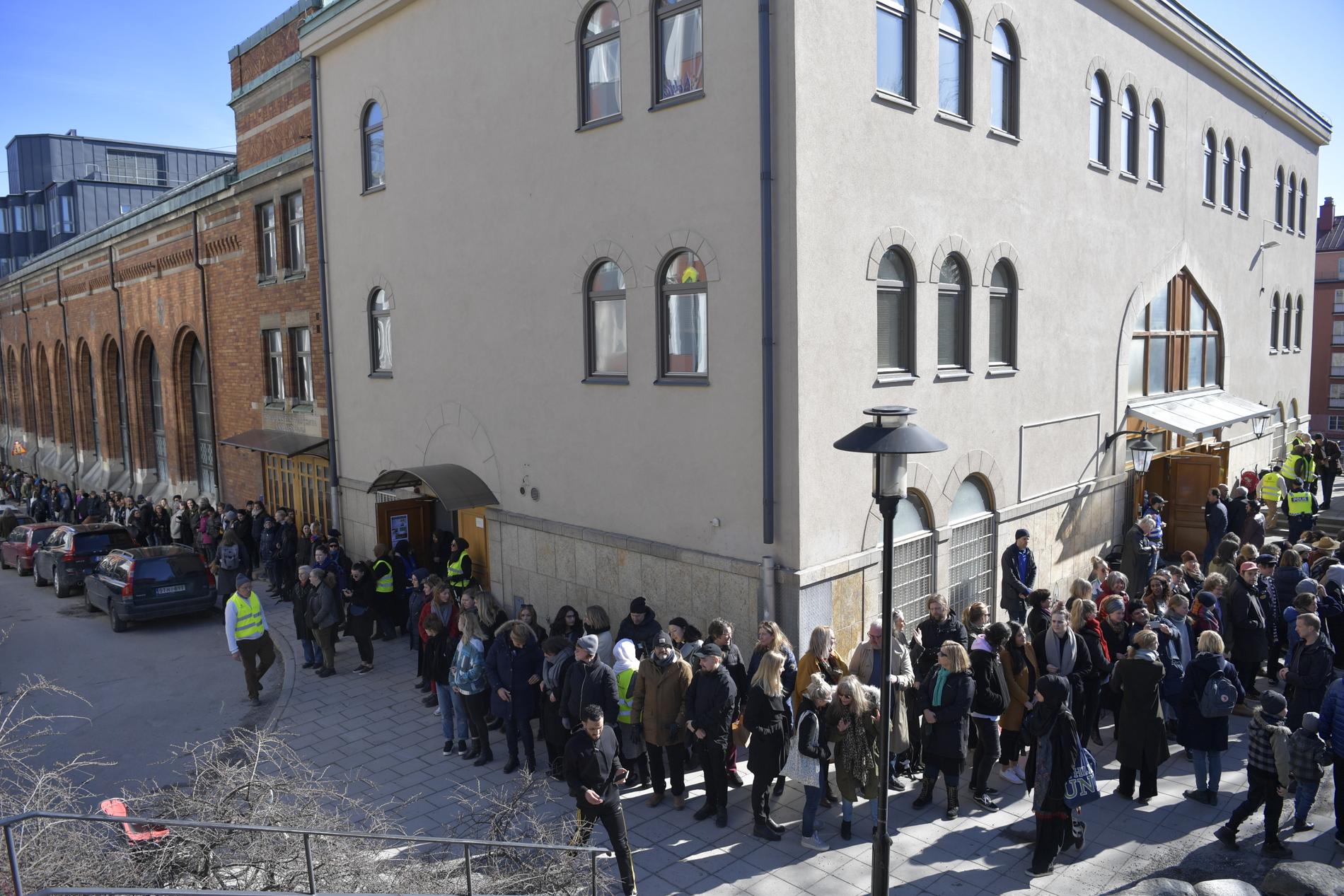Uppslutningen var stor när en mänsklig kedja bildades runt Stockholms moské.
