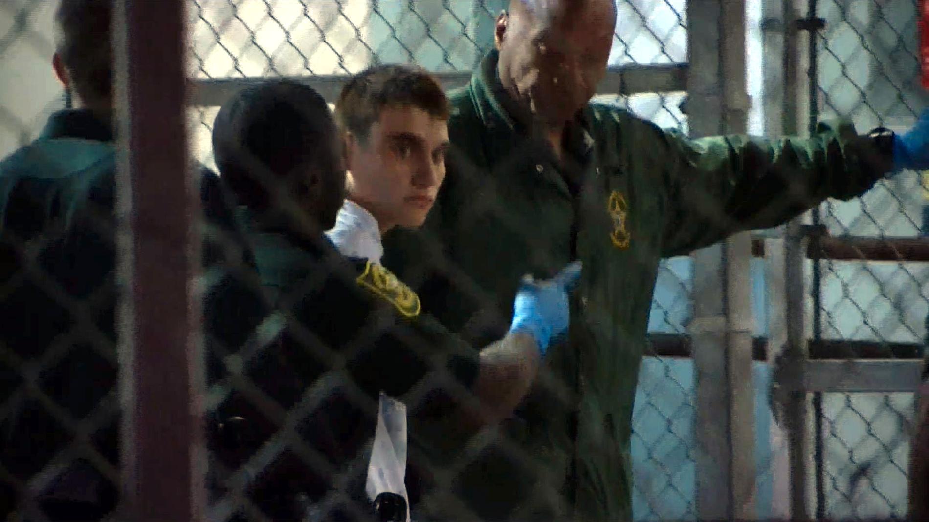 Nikolas Cruz förs till Broward County i Ft. Lauderdale, Florida efter gripandet.