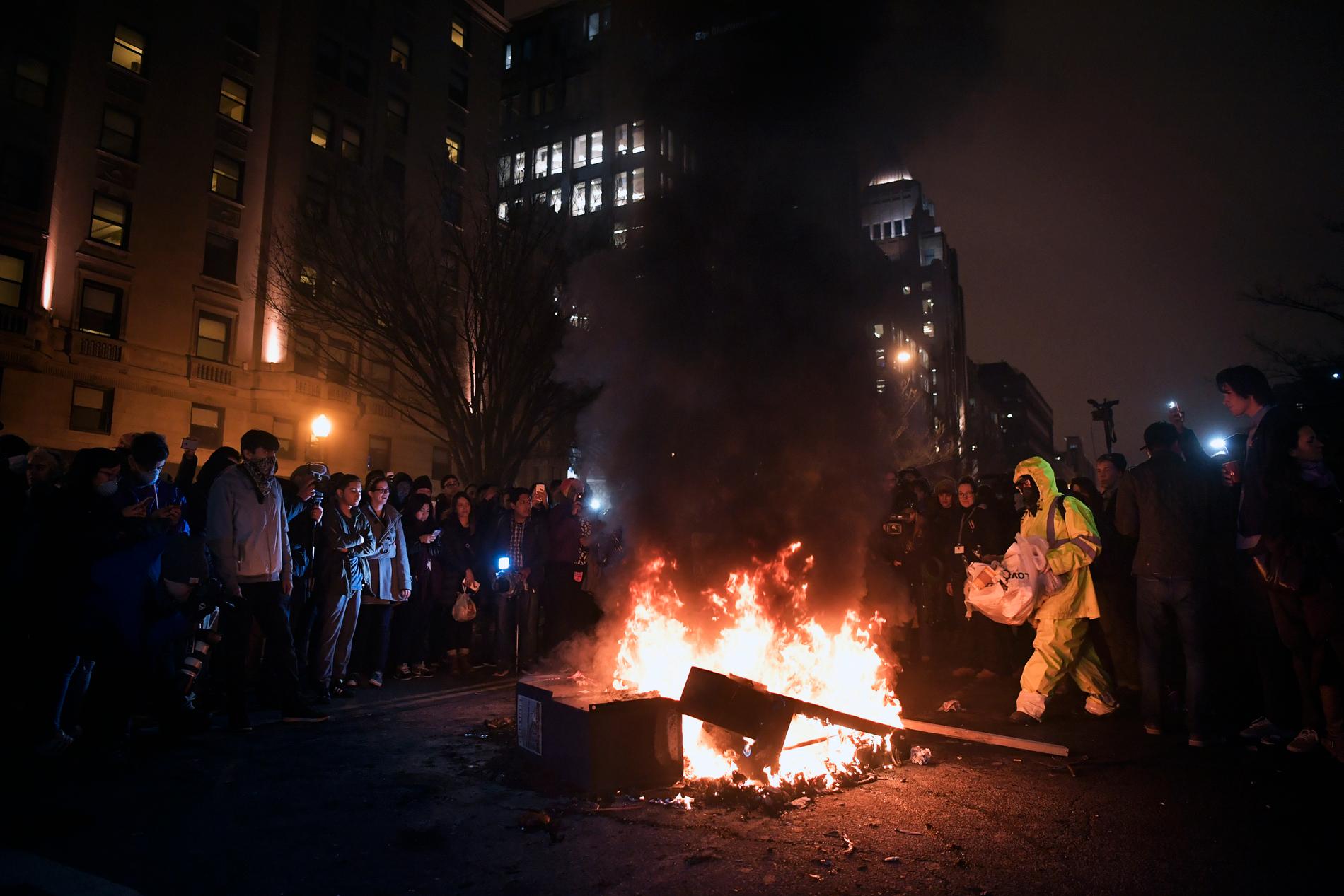Demonstranter eldar skräp på Washingtons gator under fredagskvällen.