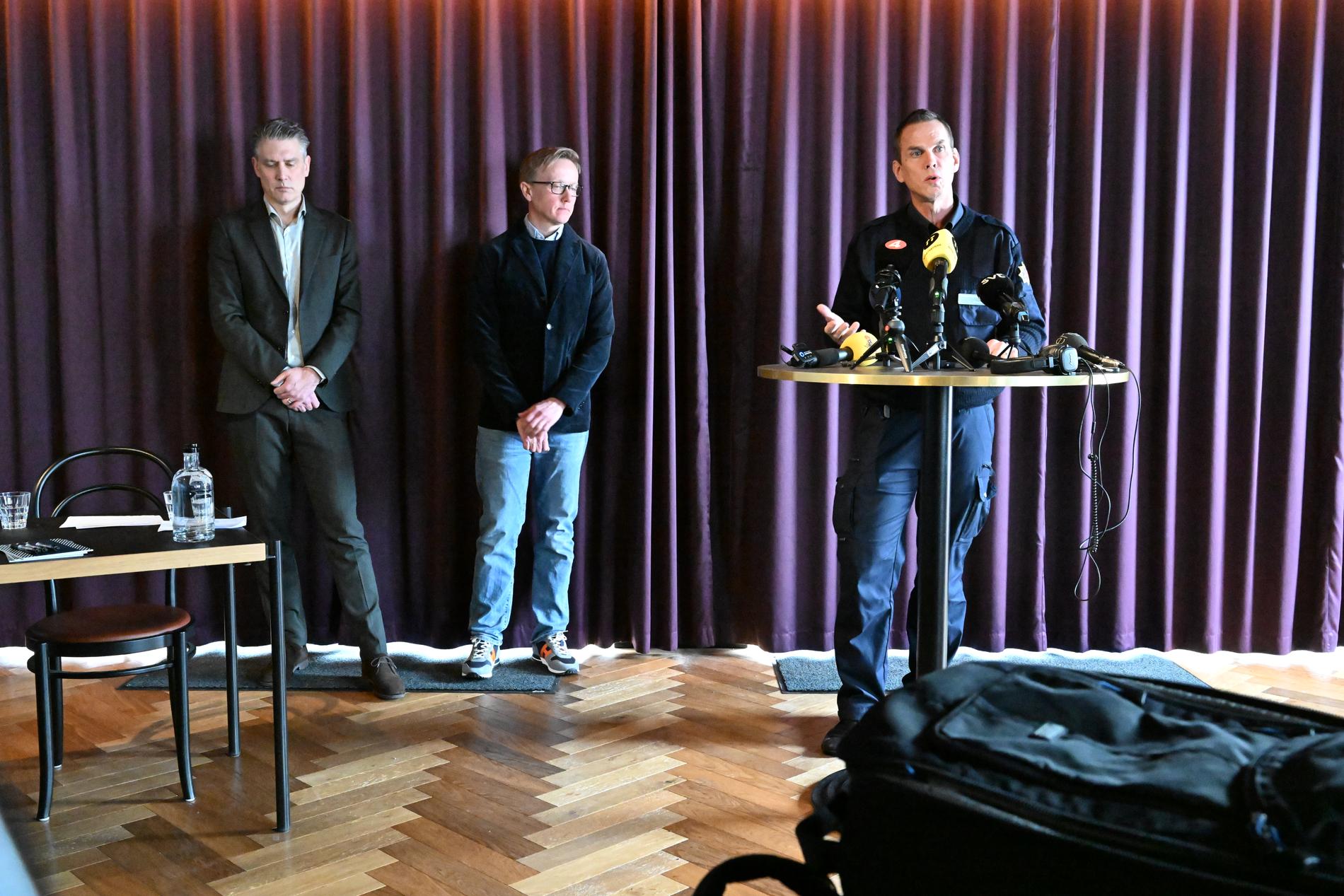 Per Nyqvist, vakthavande räddningschef räddningstjänsten, Niklas Sparv, NCC, ansvarig för byggverksamheten i Sverige och Andreas Andersen, vd Liseberg under pressträffen.