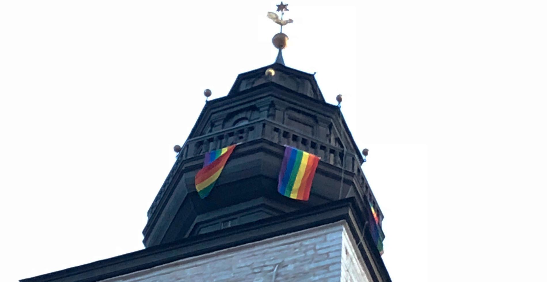 Pride-flaggorna vajar på Visby domkyrka.