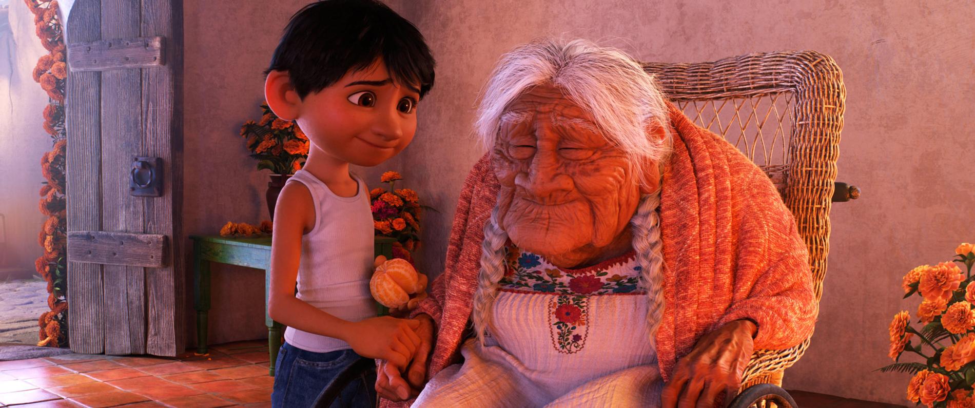 Bild från filmen ”Coco”, Ana Ofelia Murguía spelade Mama Coco (t.h). 