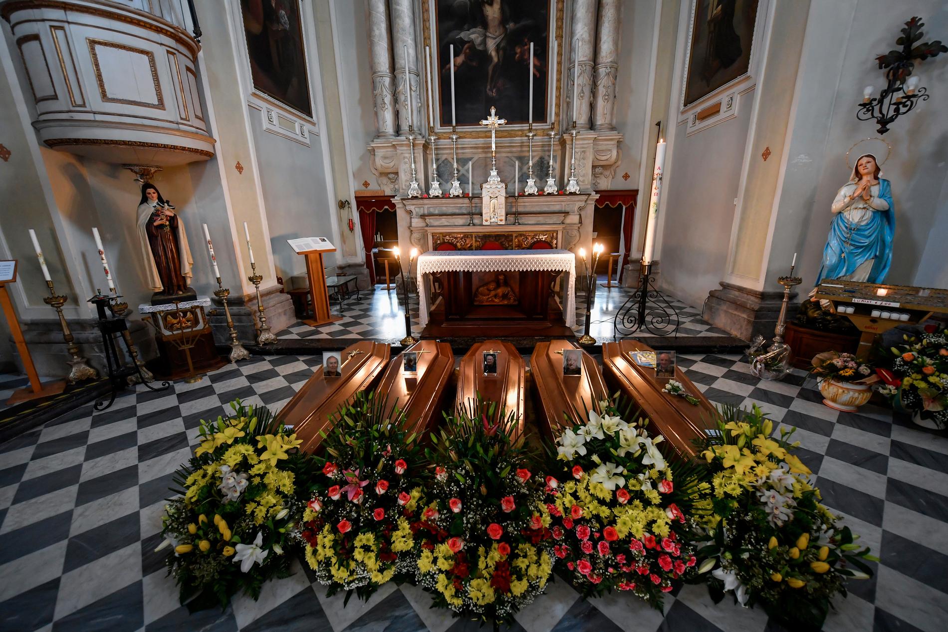 Kistor i en kyrka i närheten av Bergamo i norra Italien, i väntan på begravning.