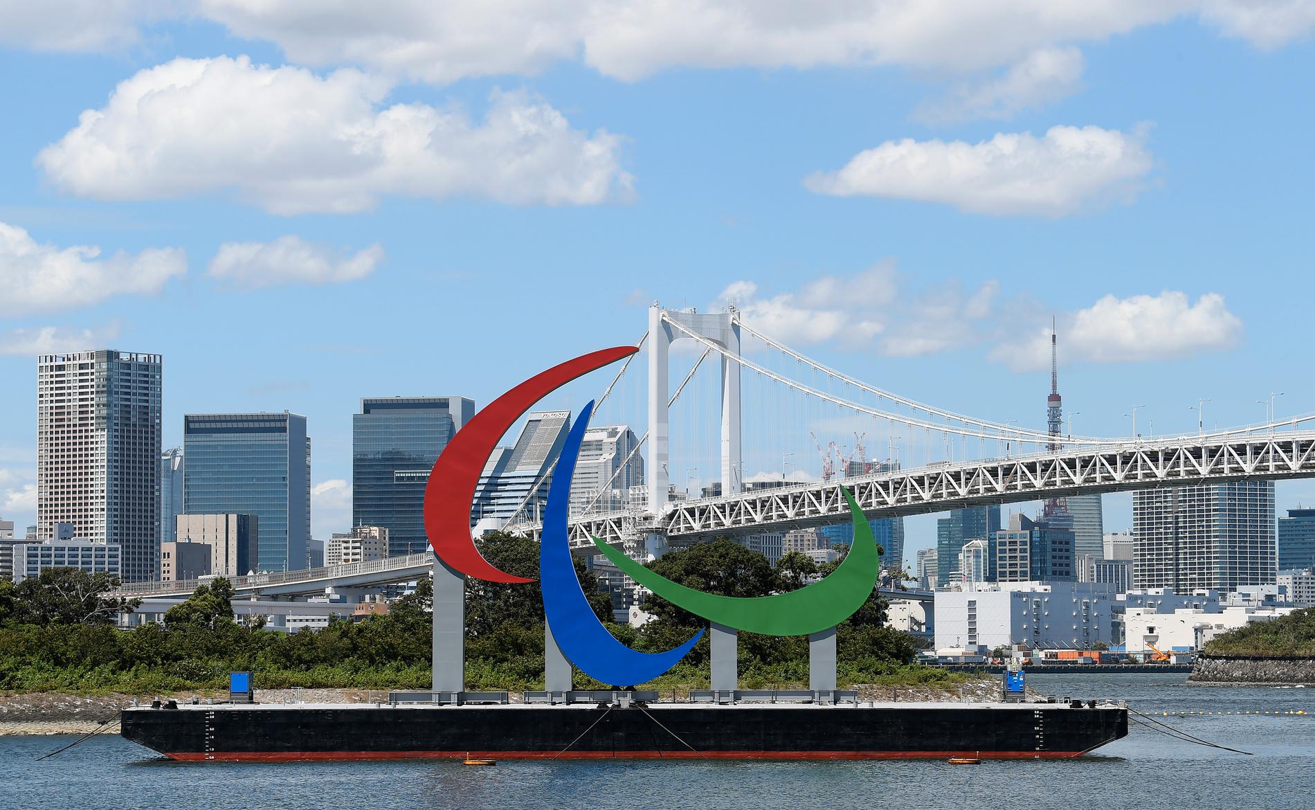Paralympics-symbolen står färdigmonterad vid Tokyos Waterfront.