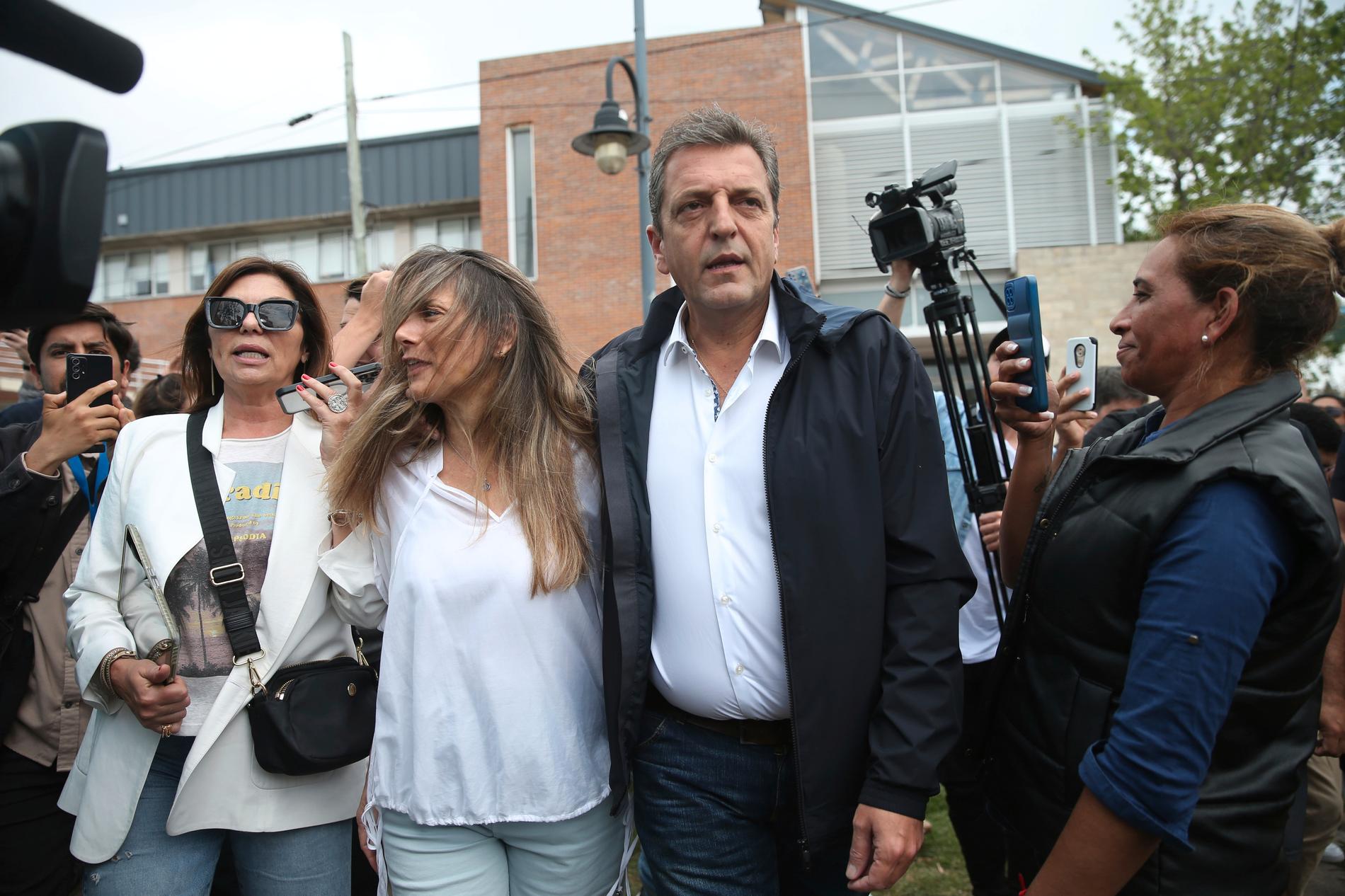 Sergio Massa med hustrun Malena Galmarini vid en vallokal under den första valomgången av Argentinas presidentval.