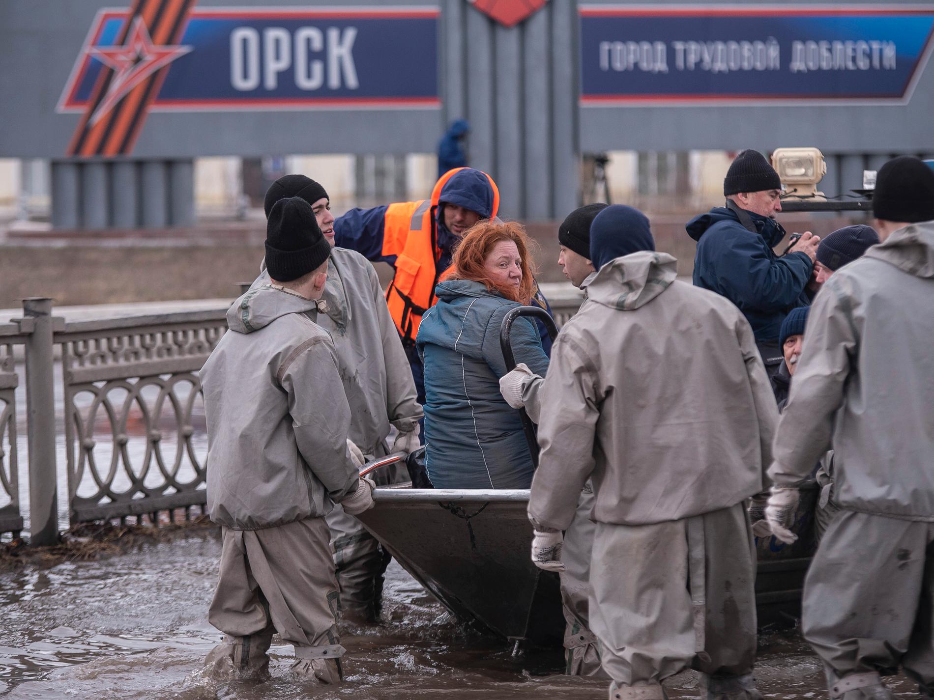 Brusten damm får ryssar att demonstrera