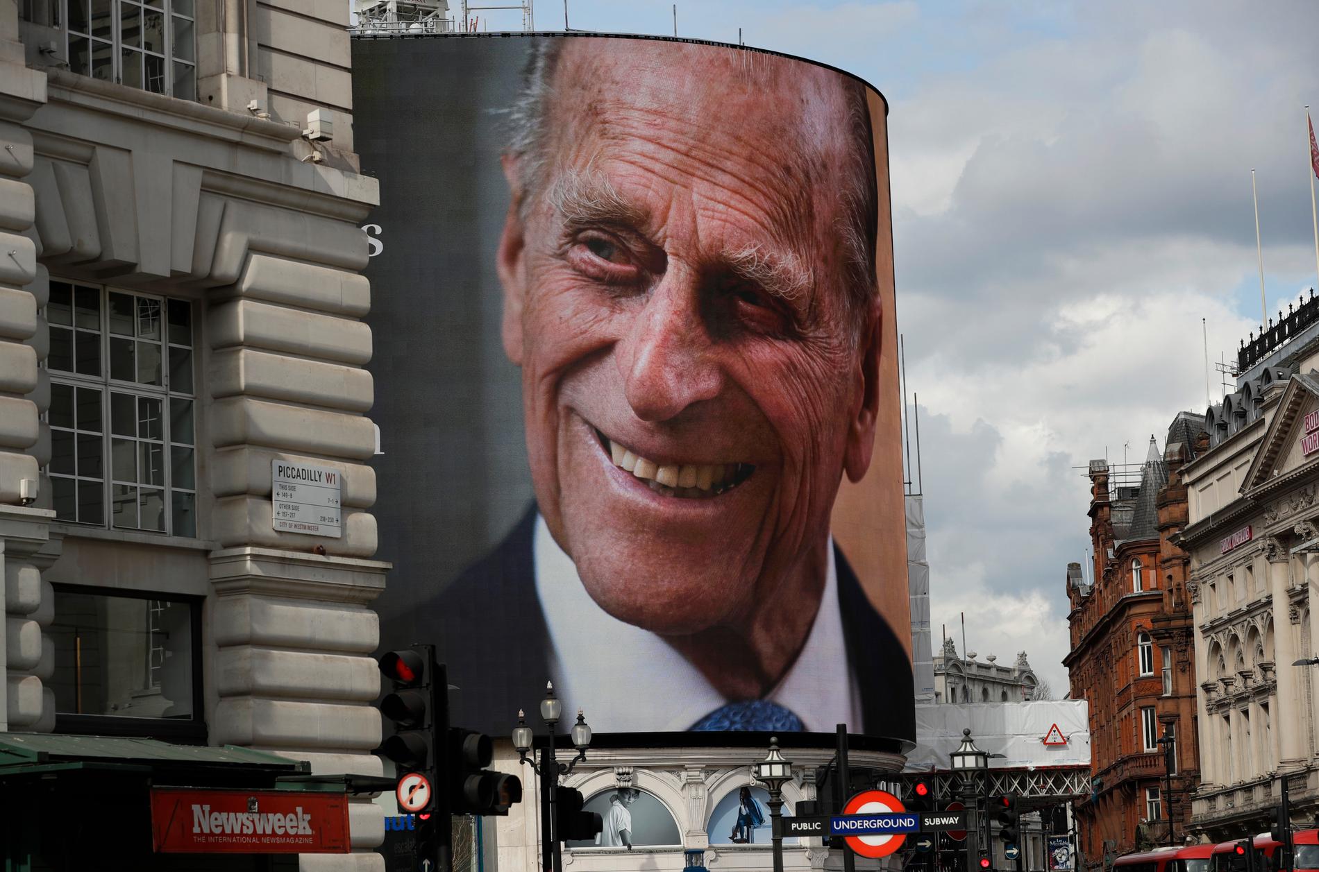 En hyllning till brittiske prins Philip på Piccadilly Circus i London. Prins Philip avled på fredagen, 99 år gammal.