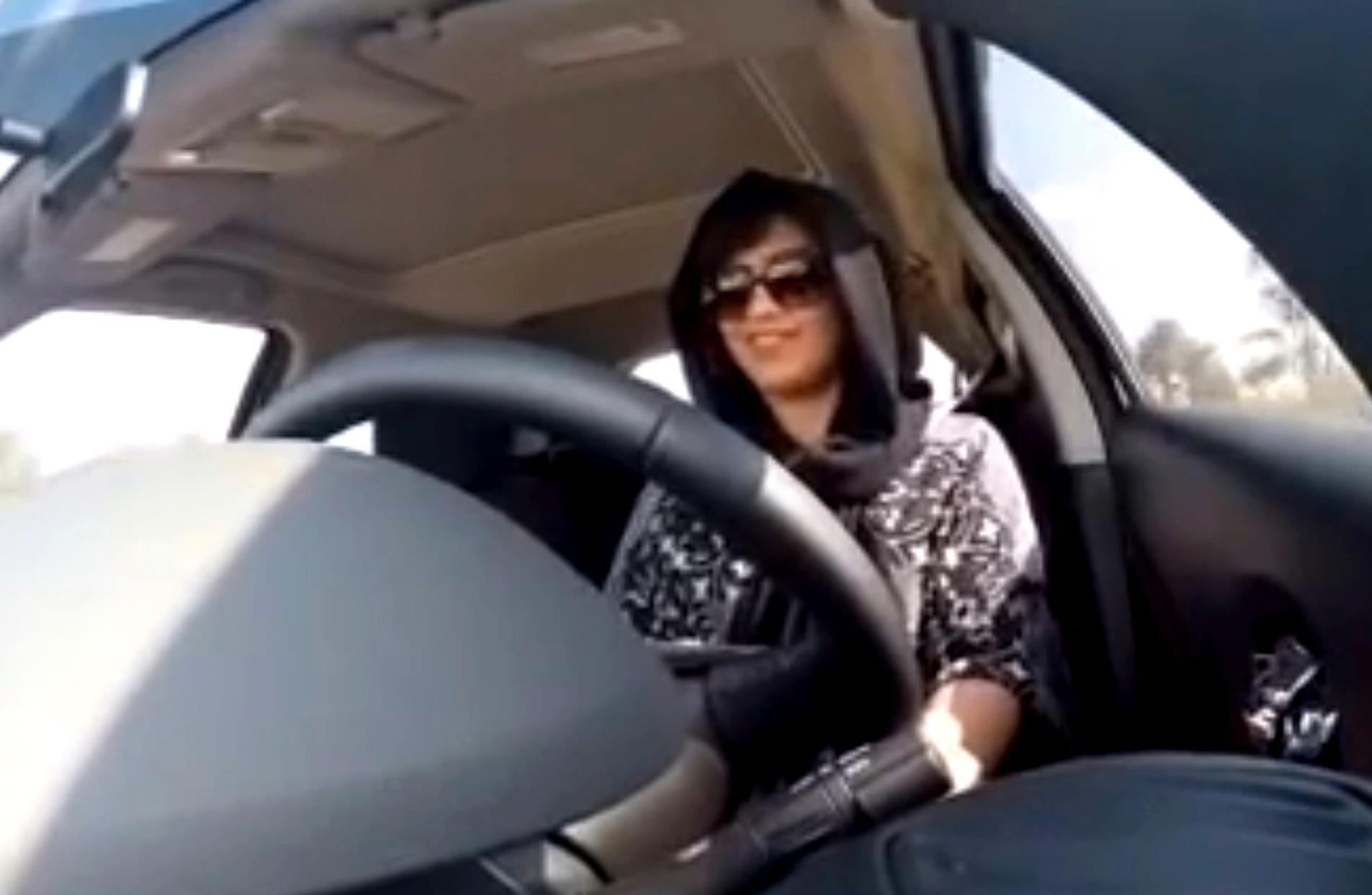 Loujain al-Hathloul spelade in en video när hon försökte köra bil in i Saudiarabien från Förenade arabemiraten 2014. Hon greps för tilltaget och satt fängslade i lite mer än två månader. Arkivbild.