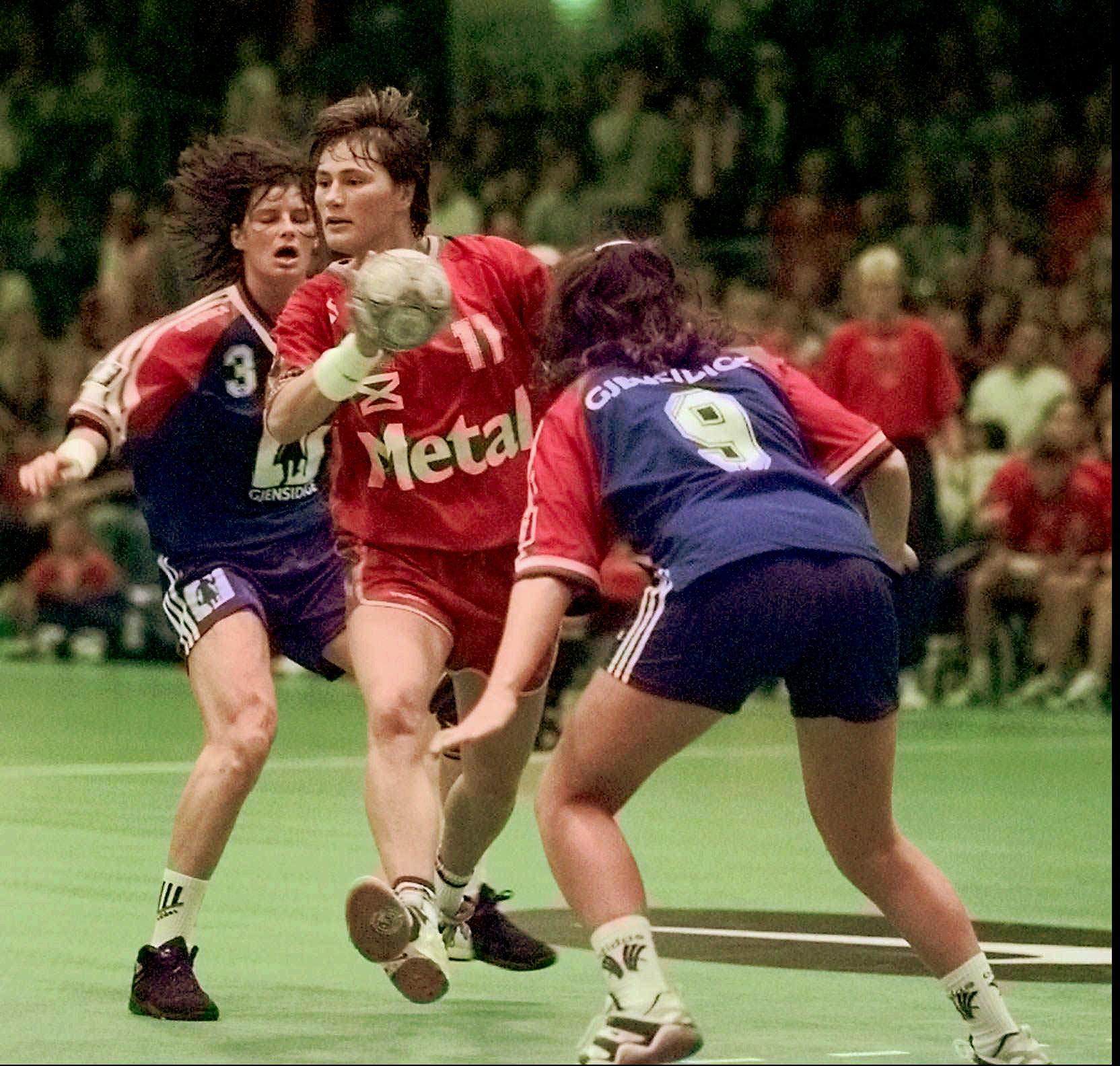 Anja Andersen i Danmarks landslag under 90-talet.