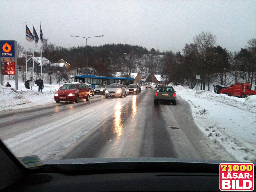På Fasserödsvägen i Uddevalla stod bilarna och slirade vid lunchtid på lördagen.