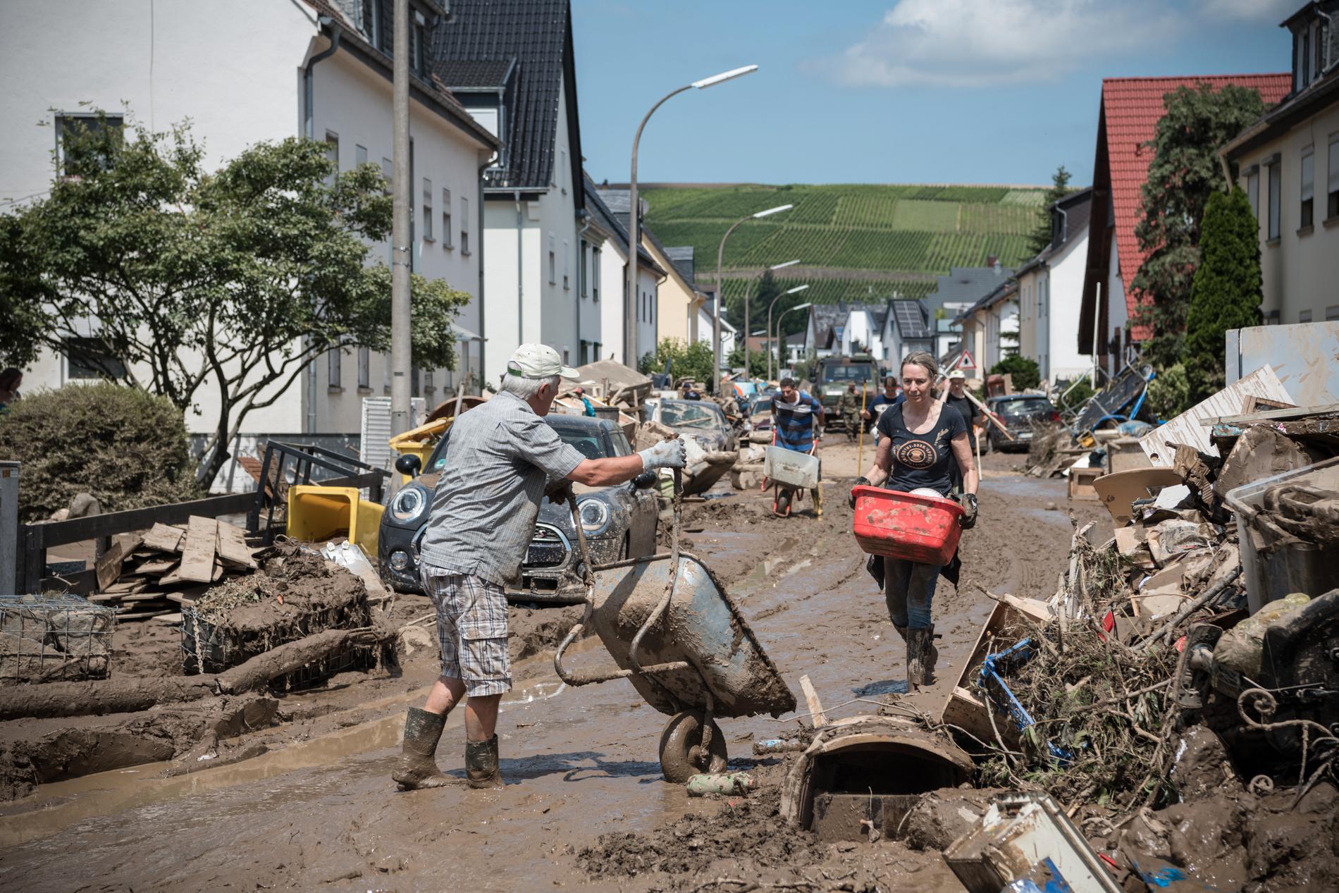 Invånare i Ahrweiler jobbar hårt för att röja gatorna efter ovädren.