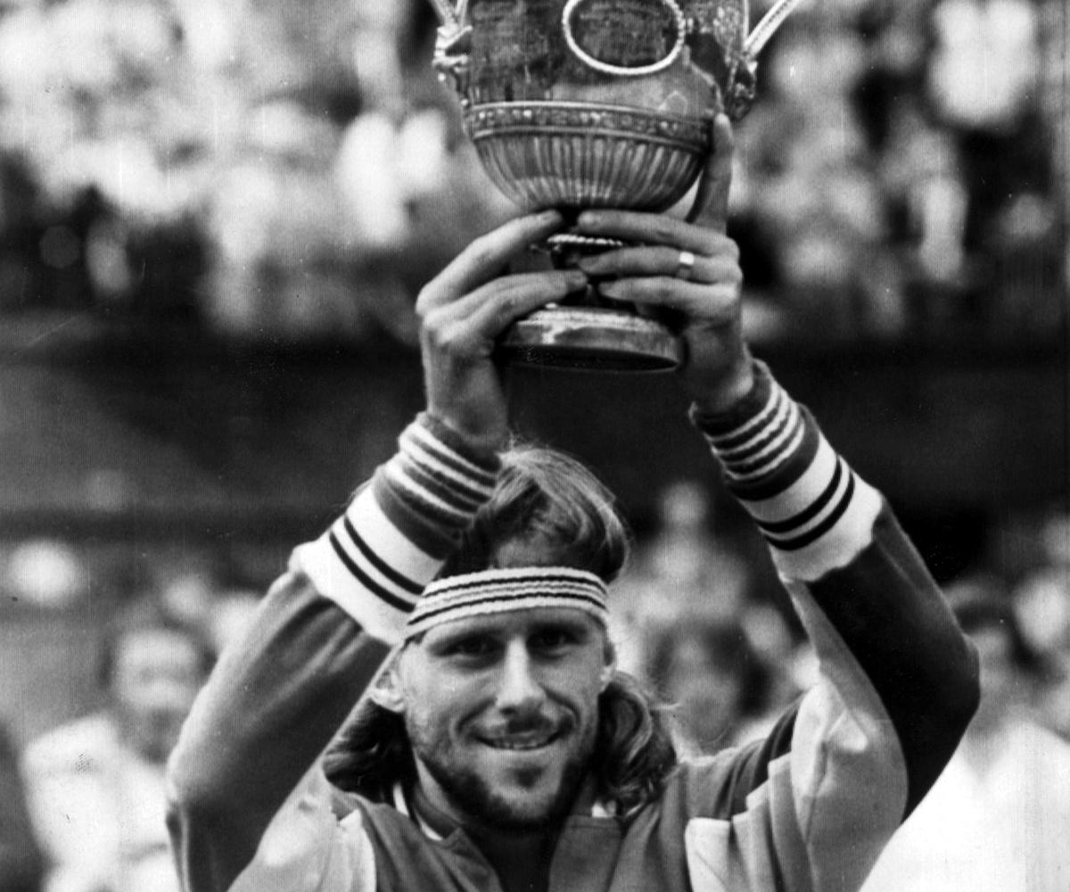 Borg med Wimbledon-bucklan. 1980 var femte och sista gången legendaren Borg fick lyfta trofén.