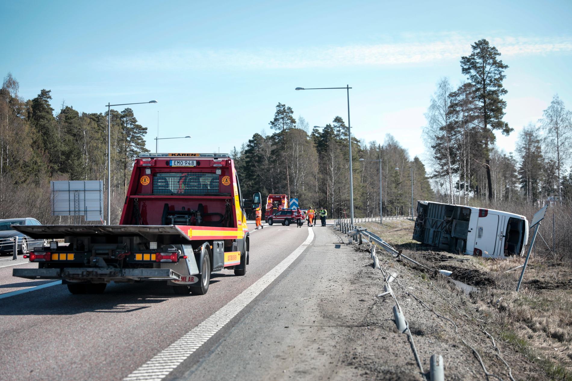  Buss har vält på E18 vid Örebro – åtta har förts till sjukhus.