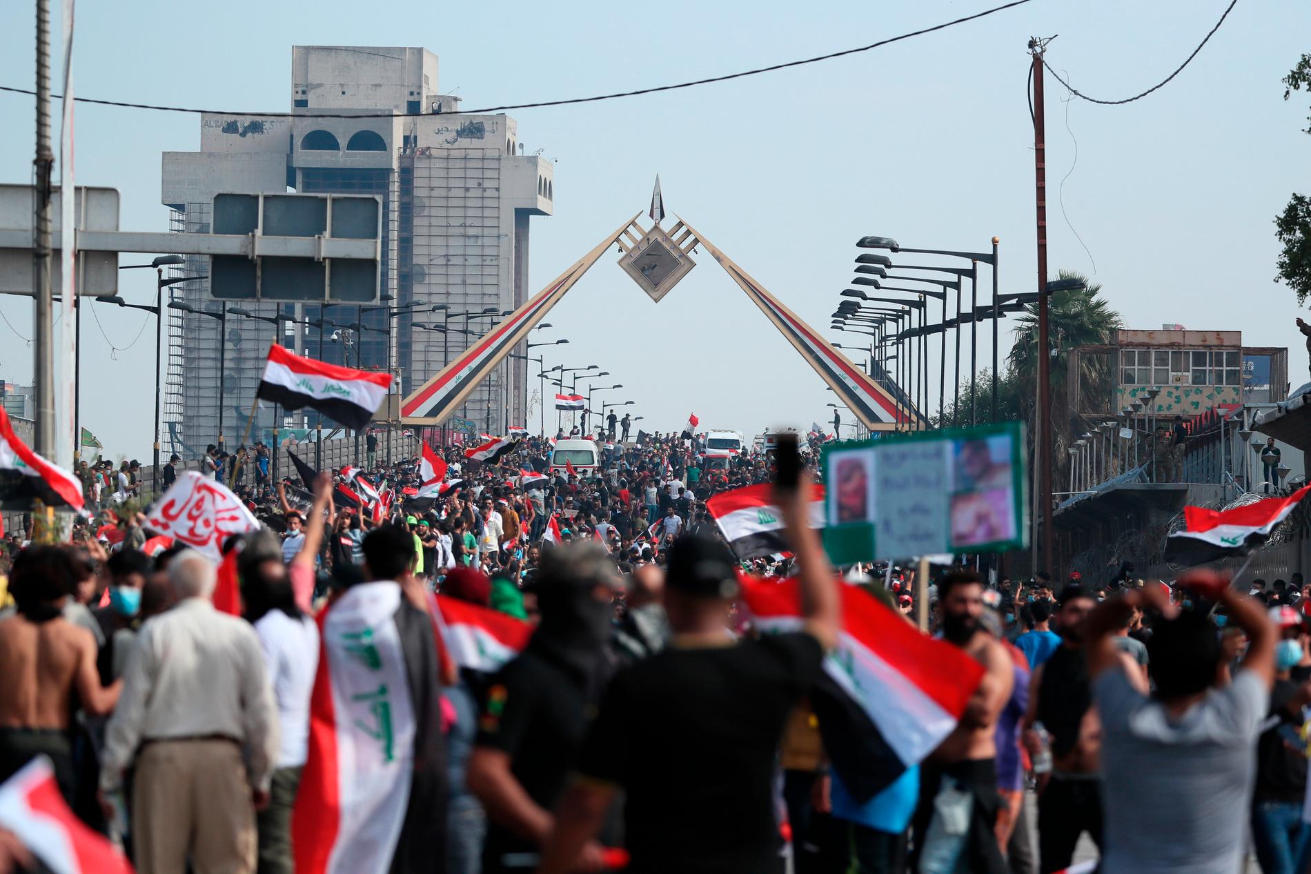 Demonstranter marscherar i riktning mot regeringskvarteren i gröna zonen i Bagdad.