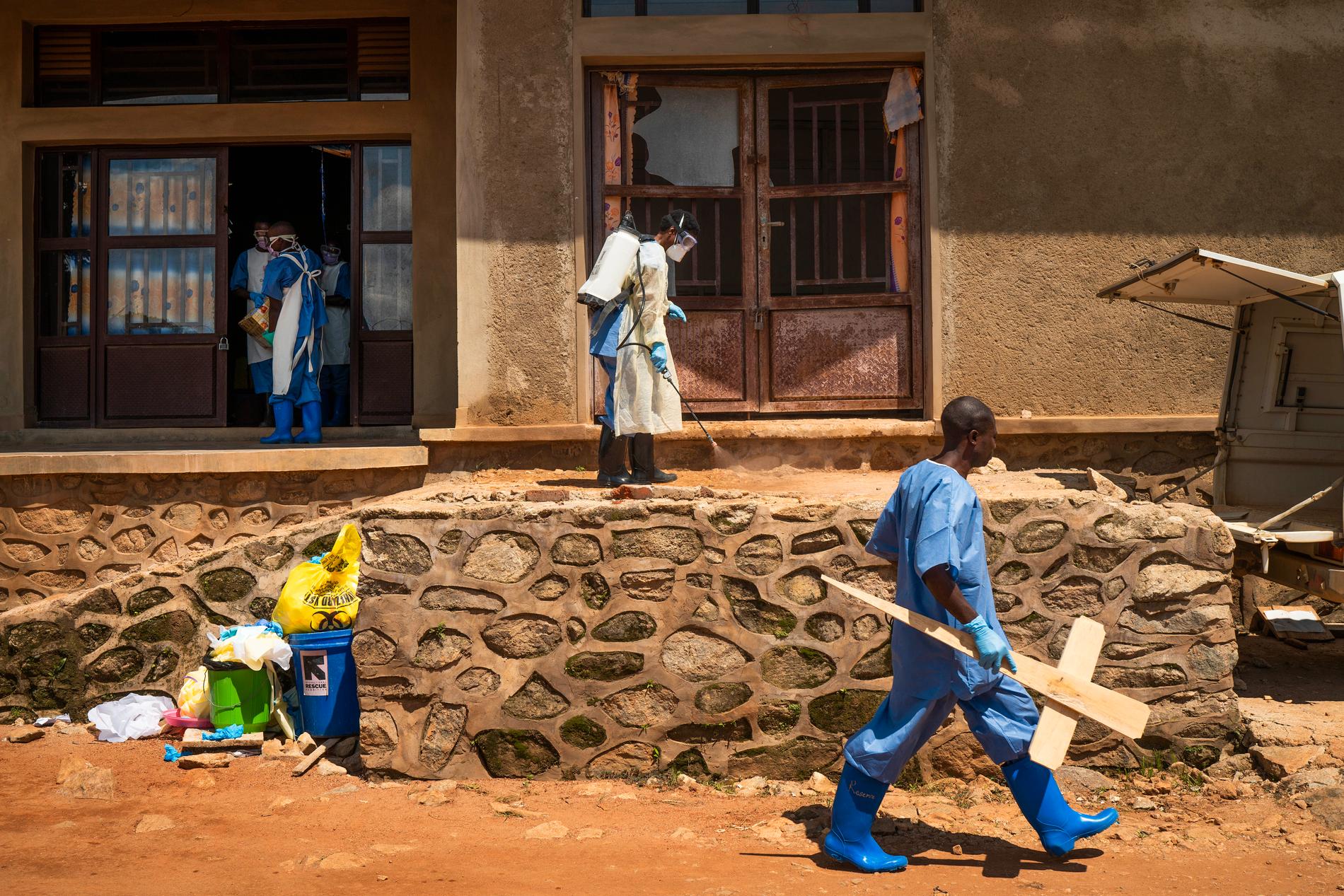 Ett ebolafall har upptäckts i Kongo-Kinshasa, när landet var på väg att kunna säga att utbrottet är över. På bilden går en anställd med ett gravkors utanför ett bårhus som tar emot ebolaoffer i staden Beni i öst. Arkivbild.