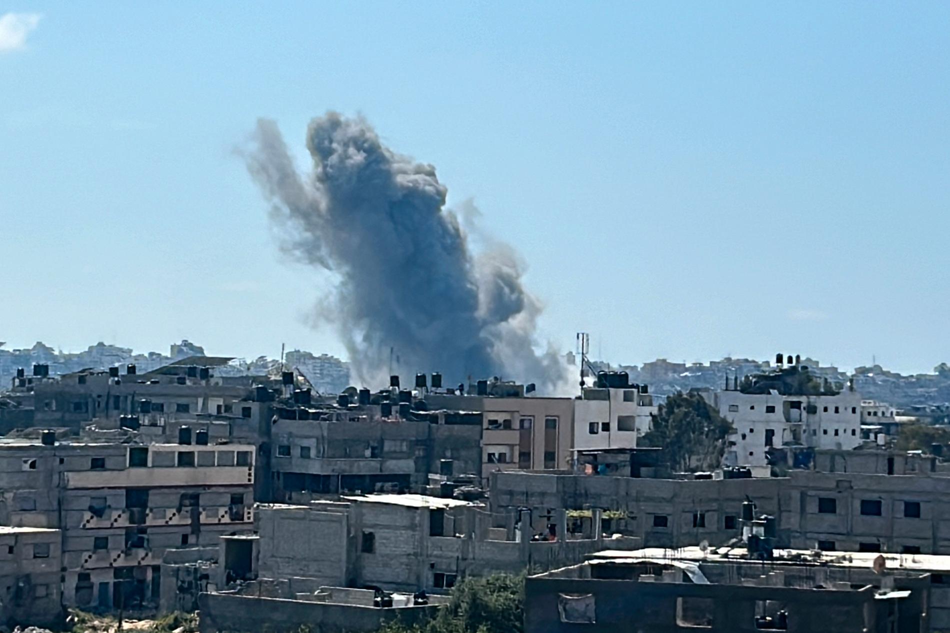 Rök stiger efter en israelisk attack mot Gazaremsan. Arkivbild.