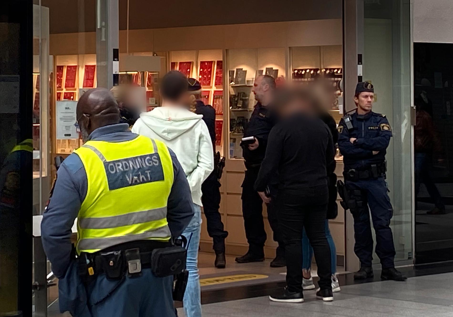 Två maskerade gärningsmän rånade under morgonen en guldsmedsbutik i Kista i Stockholm.