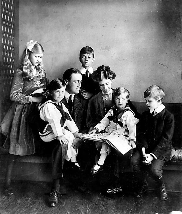 Eleanor och Franklin Roosevelt med fem av sina barn.