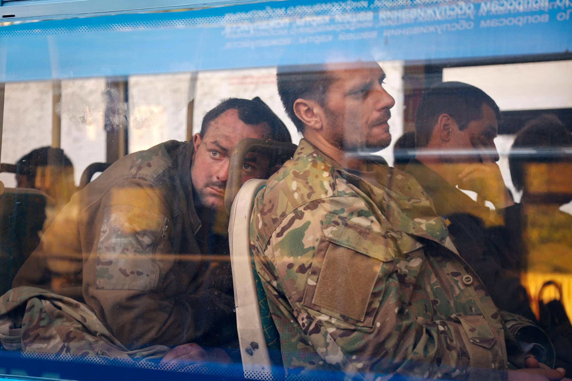 Ukrainska soldater på en buss efter att ha evakuerats från stålverket Azovstal i Mariupol.