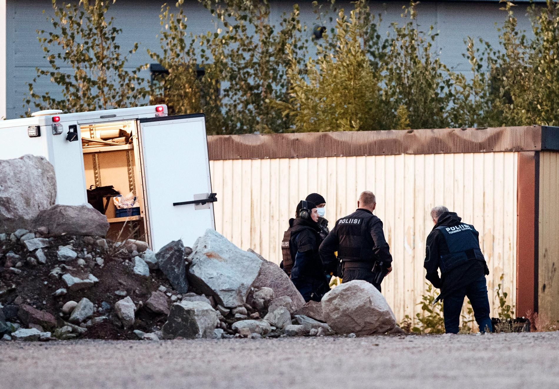 Två poliser skottskadades i Borgå i Finland natten mot söndag.