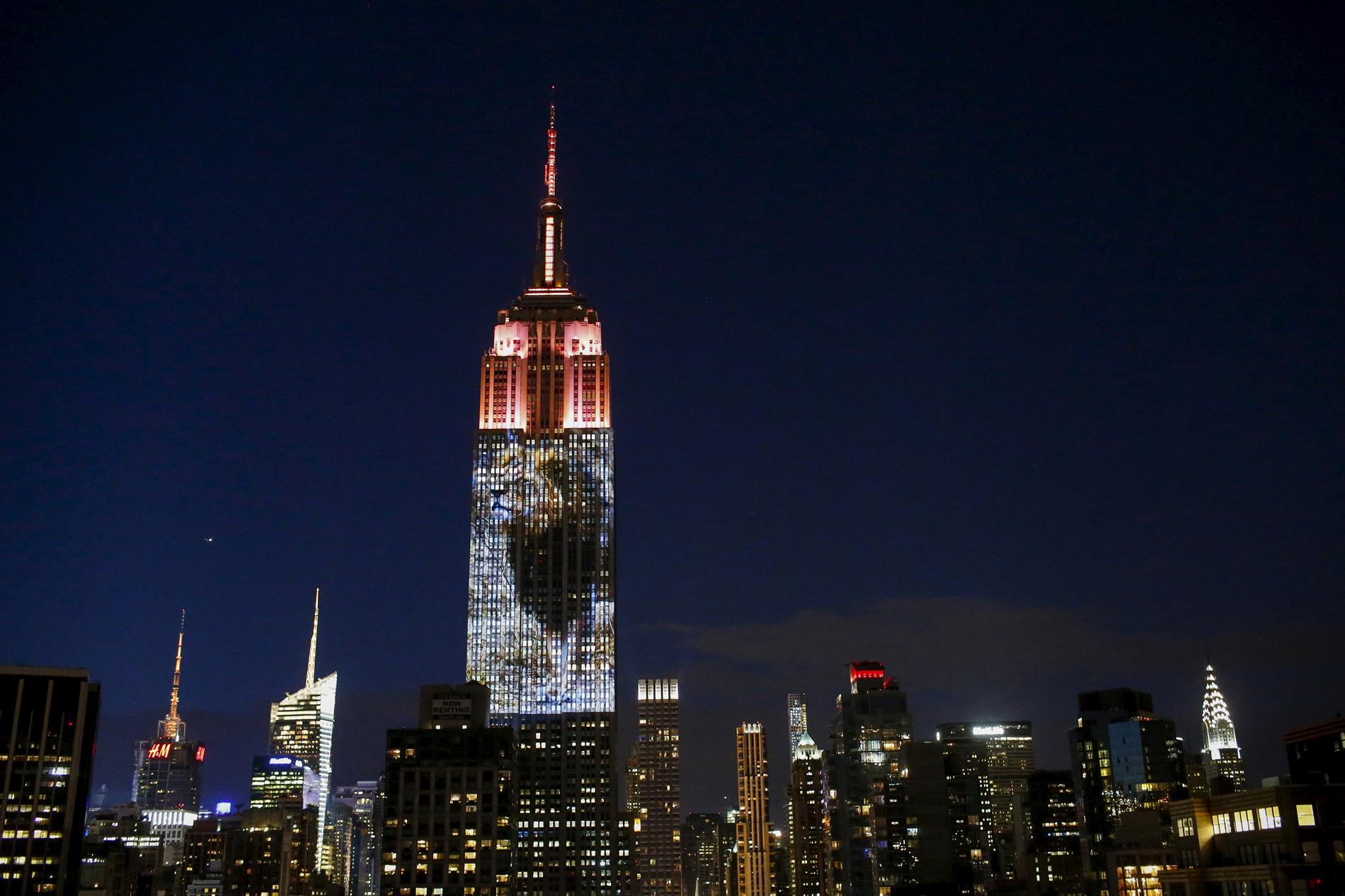 Empire State Building i New York pryddes av en stor projektion av Cecil.